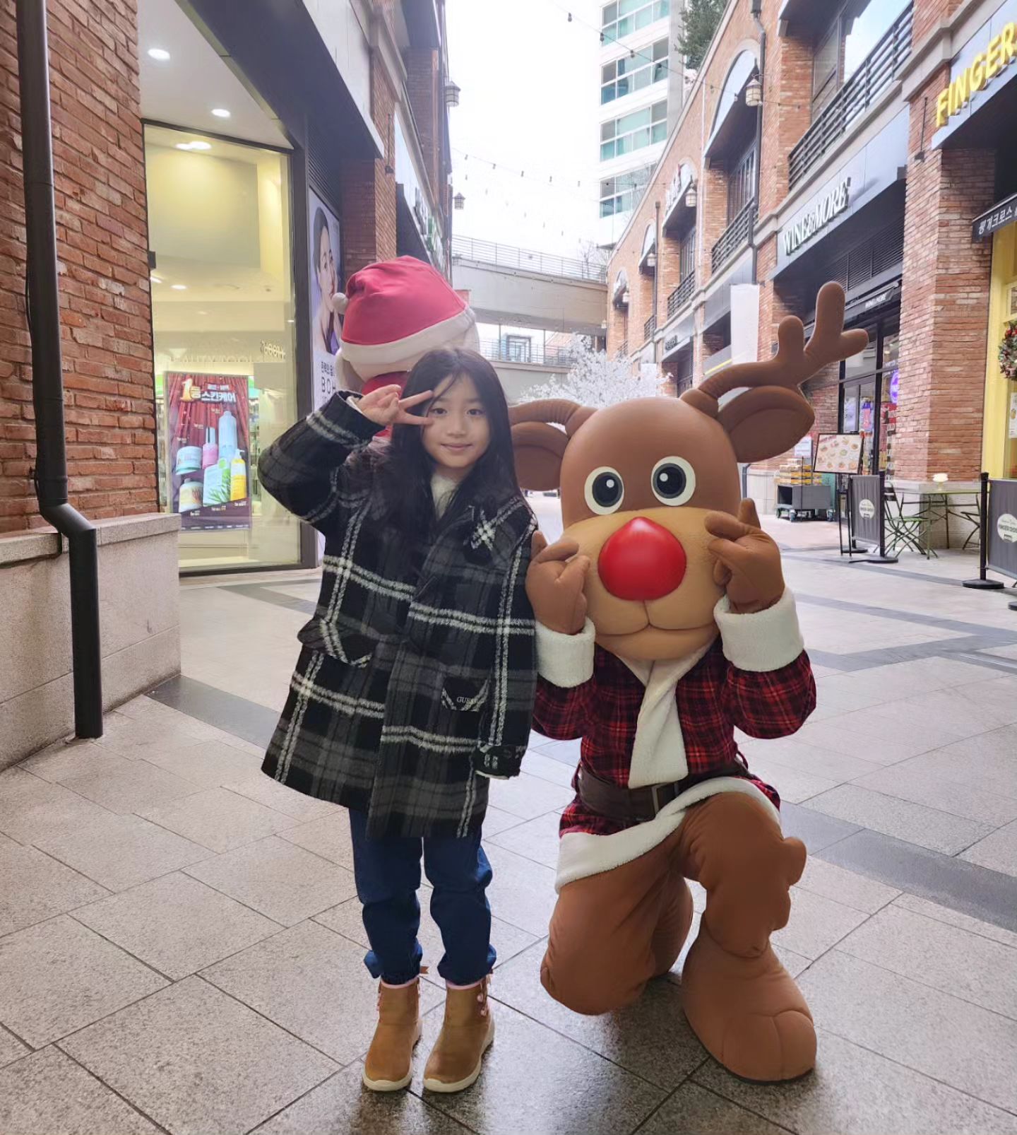 #merrychristmas
행복한 크리스마스 보내세요 🎄 

#하윤하음 #메리크리스마스 #가족음악회 #오카리나 #통기타 #육아일기 #육아소통 #아빠육아 #아비뉴프랑 #프랑이인증샷 #크리스마스이벤트
