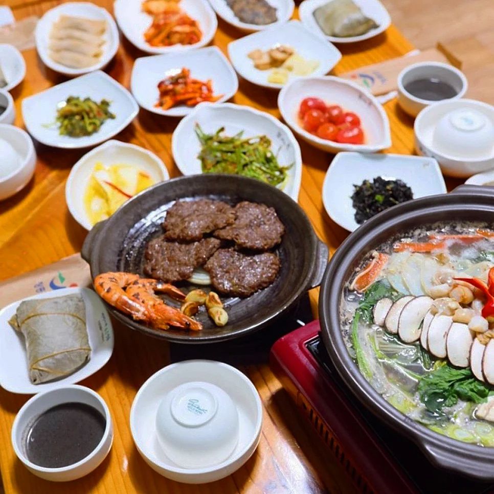 ⭐️전남 떡갈비⭐️

온 가족과 함께 식사하기 좋은 곳!
문수헌 장흥 본점입니다 :)

배롱나무 명소와 가을 단풍 명소에
위치해, 멋진 풍경 감상 후 가족과
함께 맛있는 한우삼합전골과
떡갈비를 즐길 수 있어요.

특히 떡갈비 맛집으로도 많이
알려져있는데요. 떡갈비를 비롯해
한우삼합전골, 그리고 반찬들은
기본에 충실하며 자극적이지 않으면서도
건강한 맛을 느낄 수 있습니다!

요리에 들어가는 재료들은
장흥에서 직접 재배한 것들로
신선함은 물론 품질 좋은 재료입니다.
정갈하게 차려진 상차림과
함께 제공되어 만족도가 높아요 ㅎㅎ

넓은 주차장과 룸 예약 서비스도
제공되어 가족 모두 편하게 식사할 수 있습니다. 

◇상호 : 문수헌 장흥 본점
◇위치 : 전남 장흥군 장흥읍 외평길 152
◇번호 : 0507-1437-8487

#장흥맛집 #떡갈비맛집 #전골맛집 #한우떡갈비 #한우떡갈비정식 #전남맛집 #전남밥집 #장흥밥집 #돼지떡갈비 #정갈한밥상 #전남장흥맛집 #전남장흥밥집 #장흥떡갈비 #장흥백반