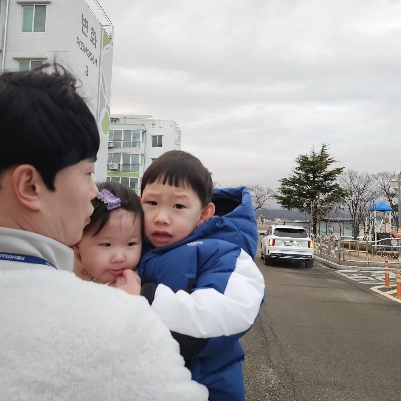 사택살면 즇은점😍

걸어서 아빠를 데리러 갈 수 있고,
퇴근과 동시에 아빠를 만날 수 있음🩷

윤아.. 아빠보자마자 뛰.어.서. ㅋㅋㅋㅋ
뛰어서 가는 중이라구요 ㅋㅋㅋ 귀여보라...

사택살면서 후회한적 없음,,
곧 이사가는데... 아쉬울만큼 사택생활이 넘 좋았다
나의 신혼과 시우&윤아 베이비시절을
안강과 함께하는 중❤️