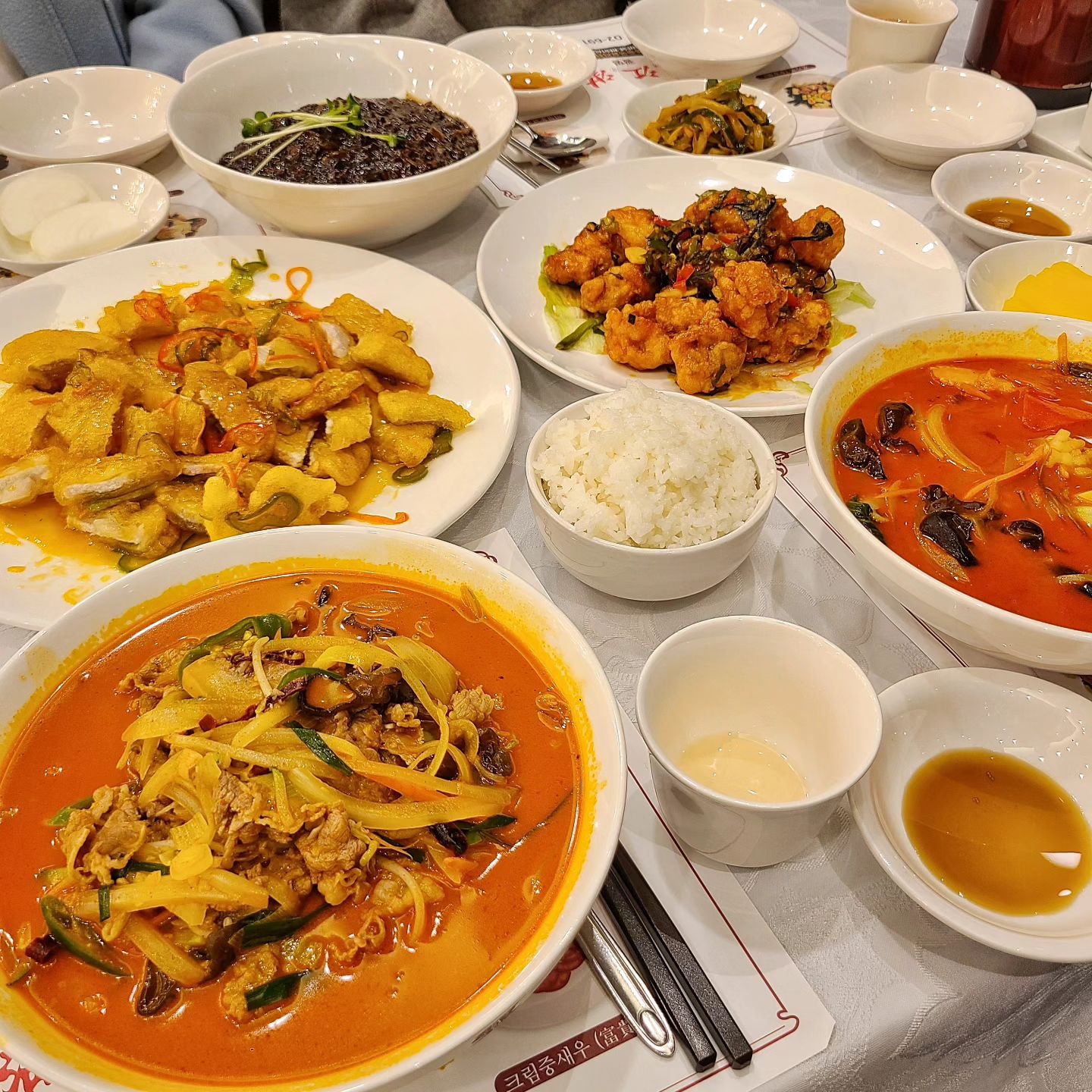 연말 모임은 광명 만강홍에서🥂

✅️만강홍 광명직영점
✅️광명시 일직로43, GIDC L층 111호
🌬코스트코 광명점, 중대병원 광명 근처
✔️꿔바로우(중) 35,000원
✔️깐풍기(소) 35,000원
✔️삼선짬뽕밥 13,000원
✔️유니짜장 8,000원
✔️차돌박이짬뽕 12,000원

광명 중대병원 근처에 위치한 고급 중식당 만강홍. 넓은 홀, 프라이빗한 룸, 편리한 주차로 이미 연말 모임 장소로 사랑받는 중식당이다. 주문한 요리며 식사며 다 맛있고❤️ 후식까지 야무지게~ 

바삭 쫀득한 꿔바로우, 촉촉한 깐풍기, 해물 가득 푸짐한 사천짬뽕밥, 고소하게 씹히는 고기가 매력적인 유니짜장, 차돌 가득 진한 차돌짬뽕까지 맛없는 음식이 없었던 행복한 식사☺️ 

직원분들 친절하고 음식 맛있고 매장도 고급스럽고 부족한점이 없었던 연말 즐거웠던 모임. 연말 모임은 만강홍 광명직영점 추천한다🎅

#광명중식당 #광명중국집 #코스트코맛집