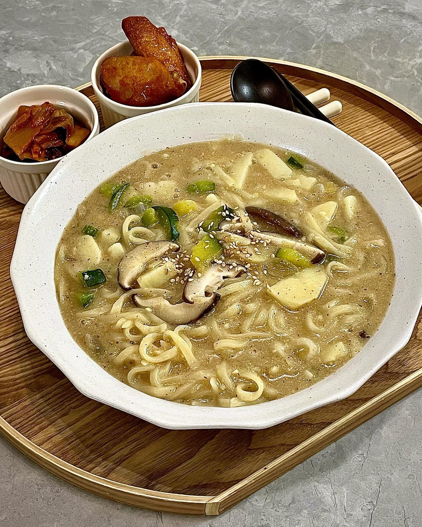 #집밥쮸선생👩🏻‍🍳🍚 

#밀린피드

친구가 들깨칼국수 먹었다고 점심에 자랑하길래
갑자기 꽂혀버린 들깨칼국수
하루종일 뭉개뭉개 들깨칼국수 생각만하다가 퇴-근!🏃🏻‍♀️
이 날 퇴근길에 마트 들려서 칼국수면 하나 겟해서 집가서 호다닥 만들어 먹었어요😗🤎

너무 배고파서 허둥지둥 서둘러하다가.. 감자칼에 손을 베여서 피가 많이 났지만.. 들깨칼국수 성공적이였으니까 갠챠나...🥲

저희집 감자칼은 좀 무디게 생겨서 무시했는데 음-청 아프더라구요..? 안까불게 감자칼🥔

오늘의 꿀조합🍽️
-
#들깨칼국수