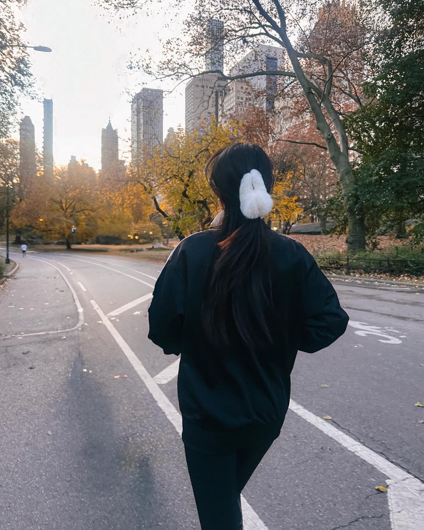 Day2🇺🇸
.
🍁Central Park
별안간 내달린 센트럴파크
한국에서는 단 한걸음도 안뛰는데..
뉴욕의 센트럴파크에서 모닝 런닝하는 나, 어떤데(ㅋㅋㅋ)
.
🥒Sweet Pickle Books
피클과 책, LP의 조합.. 특이했음
.
🇨🇳ChinaTown
가는 길에 ‘전깃줄에 걸린 신발’을 보면서 도착한,
중국보다 더 중국 같았던 차이나 타운
근데 중국어로만 주문 받는다더니, 영어로만 주문 받음..
.
🇮🇹Little Italy
차이나타운에서 한 블럭 더 가면 별안간 이태리가 펼쳐짐
크리스마스에 진심인 상점에서 눈 한 번 돌아가주고
.
🏘️Soho
또 한 블럭 가면 별안간 고급진 소호의 거리가 보임...
뉴욕.. 알다가도 모를 도시..
하늘은 또 왜 예쁜데..?
.
🌳Washington / Union Square Park
버스킹과 체스를 한창 즐기는 사람들이 보였던 워싱턴 스퀘어 파크와
홀리데이 마켓이 열려 복작거렸던 유니온 스퀘어 파크
다른 사람의 시선 따위 신경 쓰지 않는 모습이 멋있었고
이제 슬슬 마리화나 냄새에 코가 마비되었던...
.
.
.
해뜰녘은 괜찮은데 해질녘은 안된다니
좀비 세상 체험인가.. 싶다가도
해 지는 게 너무 빠른 것 같아 아쉽게 느껴졌던 뉴욕에서의 2일차