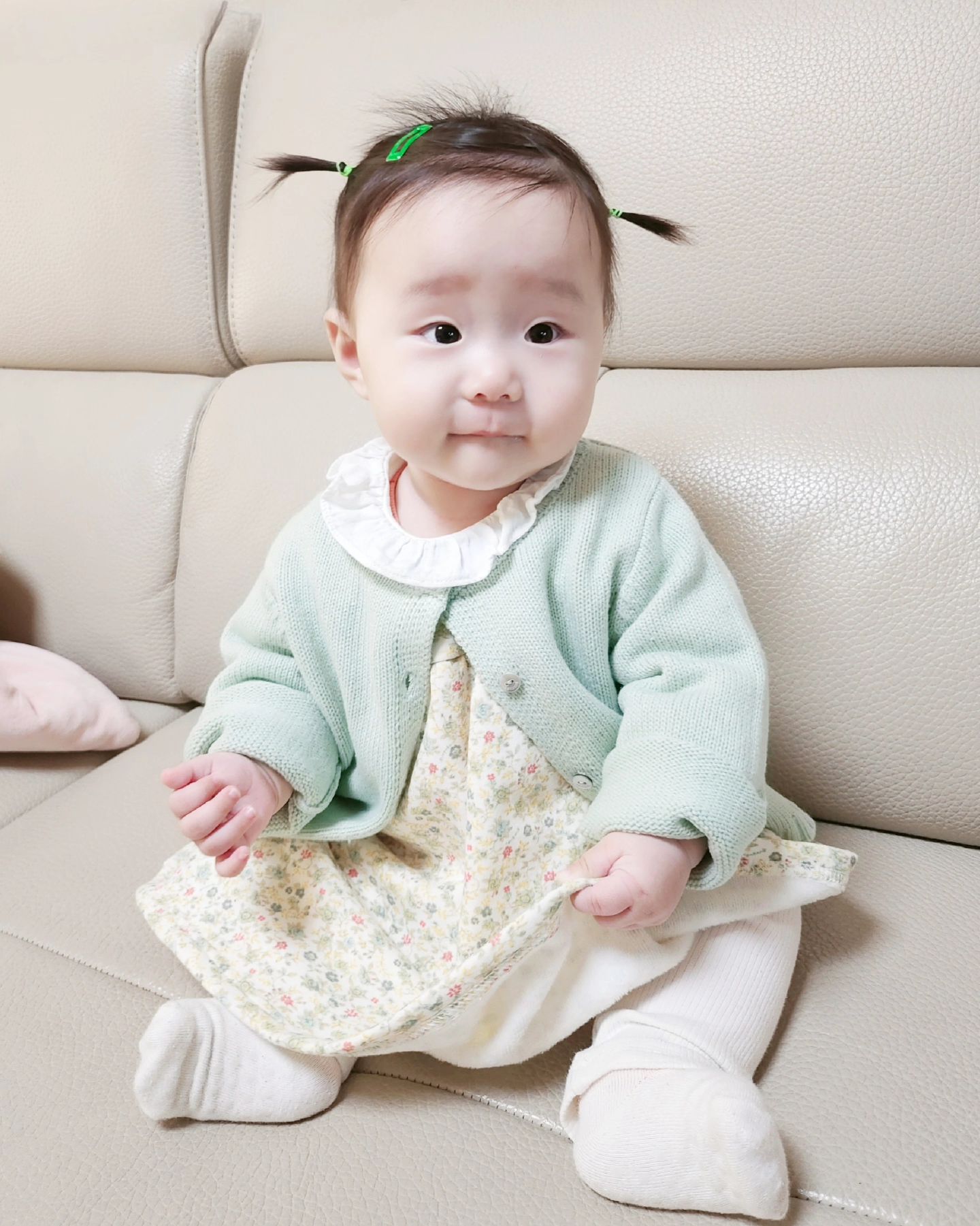 [2023.1.24]
할미집에 놀러가서 신나게 애교부리기🩷
없는 머리 끌어모아 양갈래로 처음 묶은날ㅋㅋㅋ
마지막은 메롱으로 마무리ㅋㅋㅋ😋

#육아일상기록 #할미집 #애교쟁이 #양갈래머리 #메롱