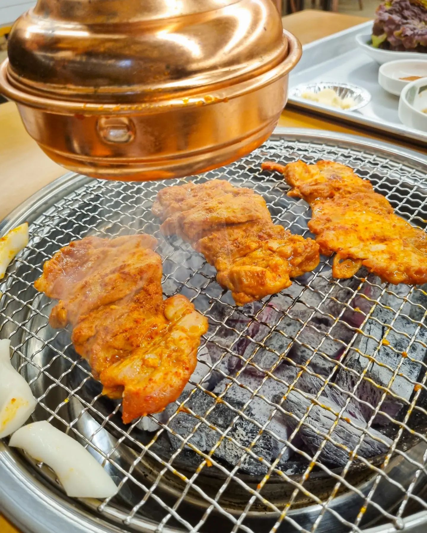 #협찬

실내에 자그마한 식물원이 있어서
분위기가 너무 예쁜 닭갈비집 소개할게요!

화성시 팔탄면에 위치한
장수숯불닭갈비 인데요.
향남, 봉담, 수원, 동탄에서도 가까워서
드라이브 겸 맛있는 닭갈비
드시러 가기 좋은 곳이에요!

평소에 자주 접하는 볶아먹는
닭갈비가 아닌 숯불에 구워 먹는
닭갈비라서 껍질은 바삭하고
속은 쫄깃, 촉촉한 겉바속촉
맛난 닭갈비에요!

예전에 가평 여행 가서 먹어본 적
있는데 그때 먹어봤던 것 보다
더 맛있게 잘 먹었네요!

거기다 양념도 잘 베어있고,
부드럽고 맛있는
막국수랑 함께 먹으니까 더 맛있었어요!
감자전도 인기가 많다고 하는데
이번에 갔을 때 완판되서
맛을 못 보고 와서ㅠㅠ
다음에는 꼭~ 같이 먹어보려고요^^

양도 많아서 둘이서 먹는데
엄청 배부르게 먹었어요~!
그리고 포장하면
닭갈비가 1+1이라는 사실..!!!대박!!!

푸릇푸릇한 식물들도 보고
인공폭포 소리도 들으면서
먹으니까 눈과 귀, 입이 즐거운
공간이였어요~!

식물원이 있어서 아이들이랑 와도
좋을 것 같아요~!^^

장수천 한방민물장어도 함께 하고 있어서
장어랑 닭갈비를 함께 즐기실 수 있어요!
(민물장어로도 유명한 곳이랍니다.)

✨이용안내 및 꿀Tip✨
✅영업시간 : 매일 11:00∼21:30 (라스트오더 20:00)
✅전화번호 : 0507-1378-7190
✅포장, 예약, 남/녀 화장실 구분, 대기공간, 단체 이용 가능
**매장 앞쪽에 주차 가능해요.

📍장수숯불닭갈비 화성점
경기도 화성시 팔탄면 삼천병마로 355-87

#장수숯불닭갈비 #동탄맛집 #팔탄맛집 #화성맛집 #봉담맛집 #향남맛집 #화성닭갈비 #봉담닭갈비 #동탄닭갈비 #향남닭갈비 #숯불닭갈비 #닭갈비맛집 #막국수 #실내식물원 #리뷰노트