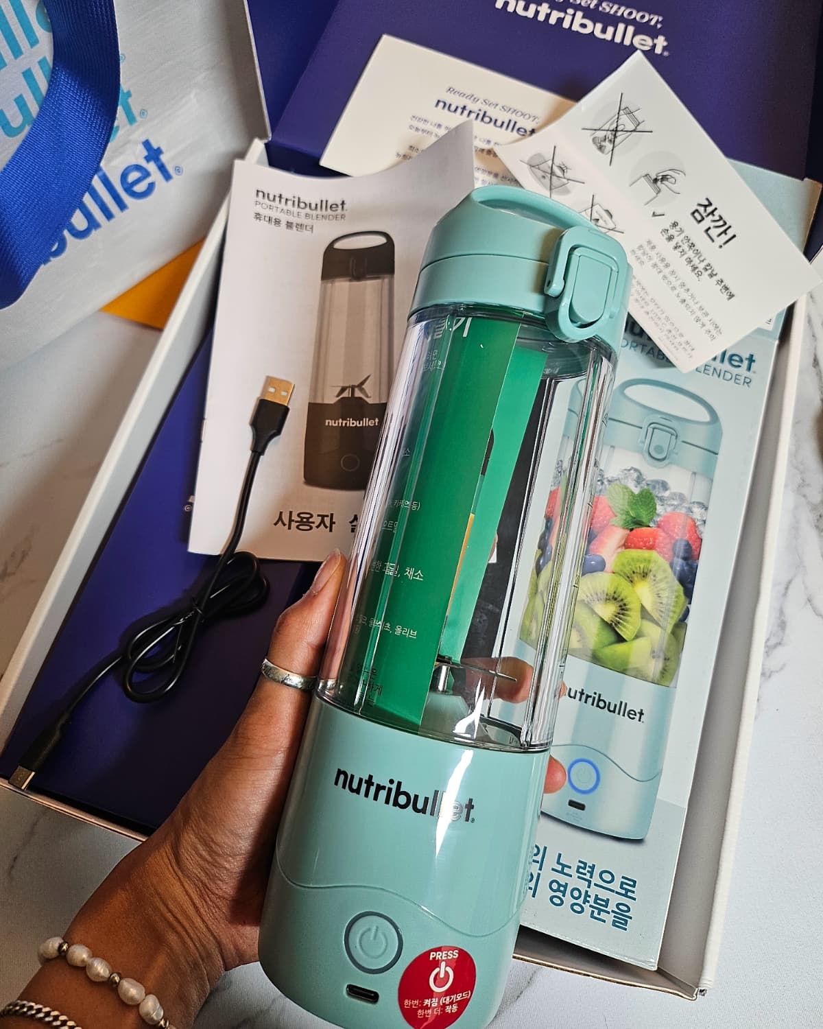 -
Ready Set SHOOT
Nutribullet! 챌린지 시작!!

깔끔한 챌린지 키트 열자마자 파스텔톤 휴대용 무선 블렌더가 가지고 다니고 싶게 생겨서 이번 챌린지가 더 기대됨!!
이번주부터 4주간 뉴트리불렛 가지고 건강한 음식들 먹구, 틈틈이 운동하면서 그동안 떨어진 체력을 회복할 계획!! 몸 안팍으로 건강해질 4주뒤가 기대됨!!
nutribulletkorea
#협찬 #ReadySetSHOOTnutribullet #뉴트리불렛챌린지
#nutribullet #뉴트리불렛 #뉴트리블렛