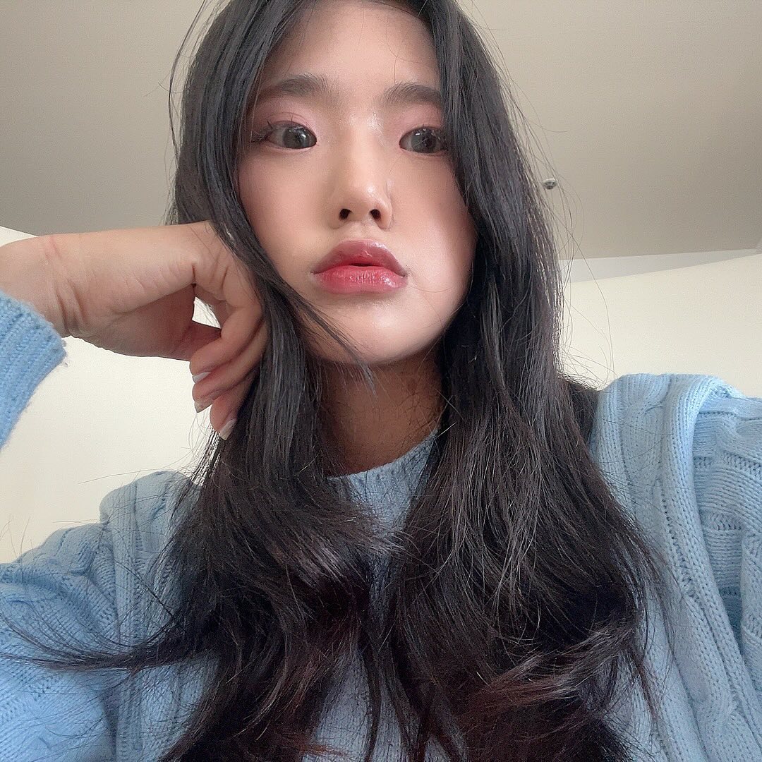 #제품제공 #파룸체험단 #어뮤즈 #어뮤즈틴트 #베베틴트 #플럼핑 #도톰매끈 #베베립 #플럼핑틴트 #겨울쿨톤 #메이크업추천 #makeup #틴트추천 #어뮤즈신상틴트 #어뮤즈베베틴트발색 #립추천템

립스틱 바르면 건조한 입술 때문에 각질이 부각되는게 고민이었는데  틴트+립 플럼퍼+립 케어 세 가지 기능이 모두 들어간 신개념 수분 립 오일 틴트 ’베베 틴트‘를 바르면 각질 고민 끝, 매끈하고 도톰한 입술을 만들 수 있어요! 

어뮤즈틴트 덕분에 매끈한 입술로 메이크업 완성 끝!
제가 바른 컬러는 05누드 펌킨, 08포도 베베 두가지 입니다 

쿨톤부터 웜톤까지 모두 사용할 수 있는 #어뮤즈 #립틴트 #신상
다가오는 봄 립제품으로 #강추