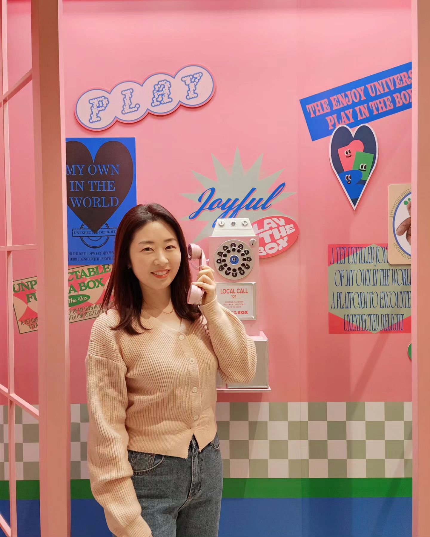 #🌸

수원스타필드는 여전히 핫해요!

날씨가 급 따뜻해져서
니트가디건 하나만 입어도 되겠더라구요
코랄빛 화사한 가디건을 입었더니
봄을 맞이하는줄🌸

컬러 화사하니 이뻐요
톡톡한 니트울가디건이라서 포근하고요

브이넥이라서 답답함없고
살짝 짤막한 기장과  밑단시보리가
더욱 러블리해보여요.
단추채워입어도 되고, 가디건으로 걸쳐도 되고~

다가올 봄. 요런 니트가디건은 기본템필수템🌸

#클릭앤퍼니
#clicknfunny
#데일리 #오피스룩 #캐주얼룩 #데일리룩 #패션 #코디 #스타일 #퍼스널컬러 
clicknfunny_official