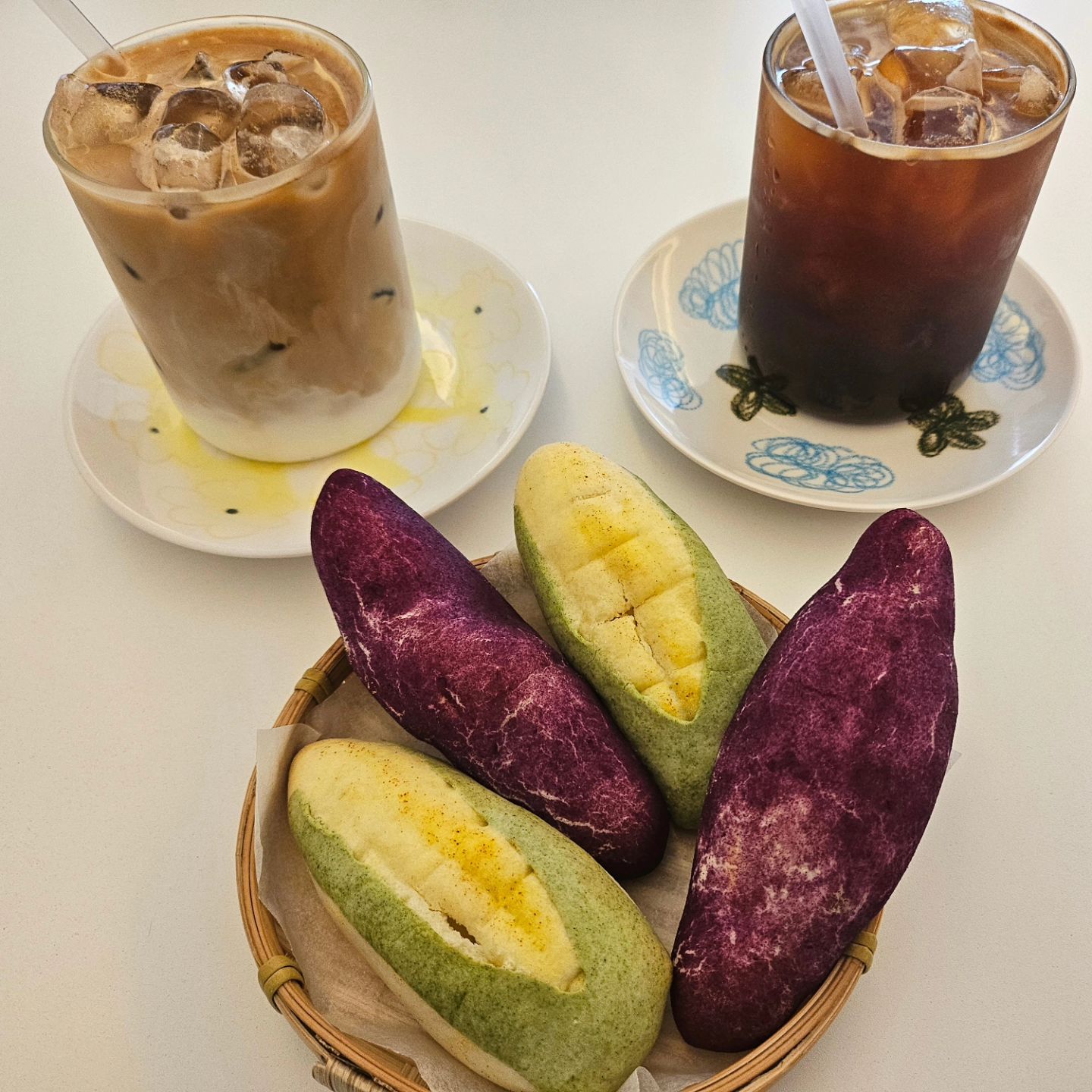 ღ
친구가 먹고싶어하던 구황작물빵
오랜만에 가는데 맛있네 미마인💛
🌽🥔🥕🌰🍠 
다양하게 먹을걸 했지만 배불러서 ㅠㅠ 
그래도 고구마와 옥수수 못 참쥐~
다음 명절에 세트로 선물해야지😁
탐나는 핑쿠의자
#구월동카페 #미마인 meminecafe #구황작물