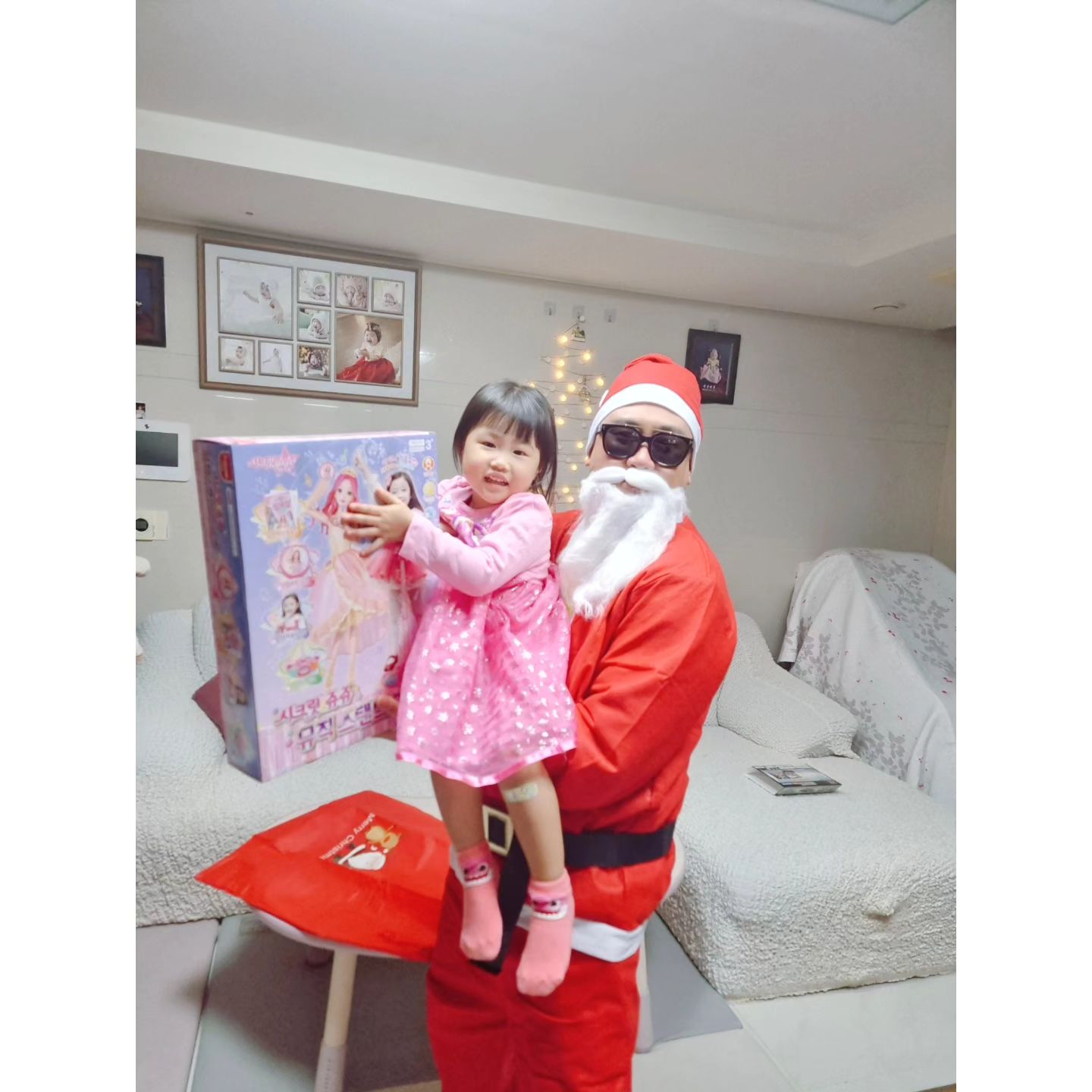 #첫줄안녕👋 

울집에 산타가 왔어요~🎄
사실 크리스마스 맞춰서 이벤트 해줄라고
산타복하고 선물 숨겨뒀었는데

하필 첫째가 오늘 유치원에서 산타한테 선물을
받아오는 바람에 혼자 속상해 하는 둘째를 위해
급 산타 변신 침투🤣🤣

무사히 동심 지키기 성공😎

#산타클로스 #산타복 #크리스마스준비