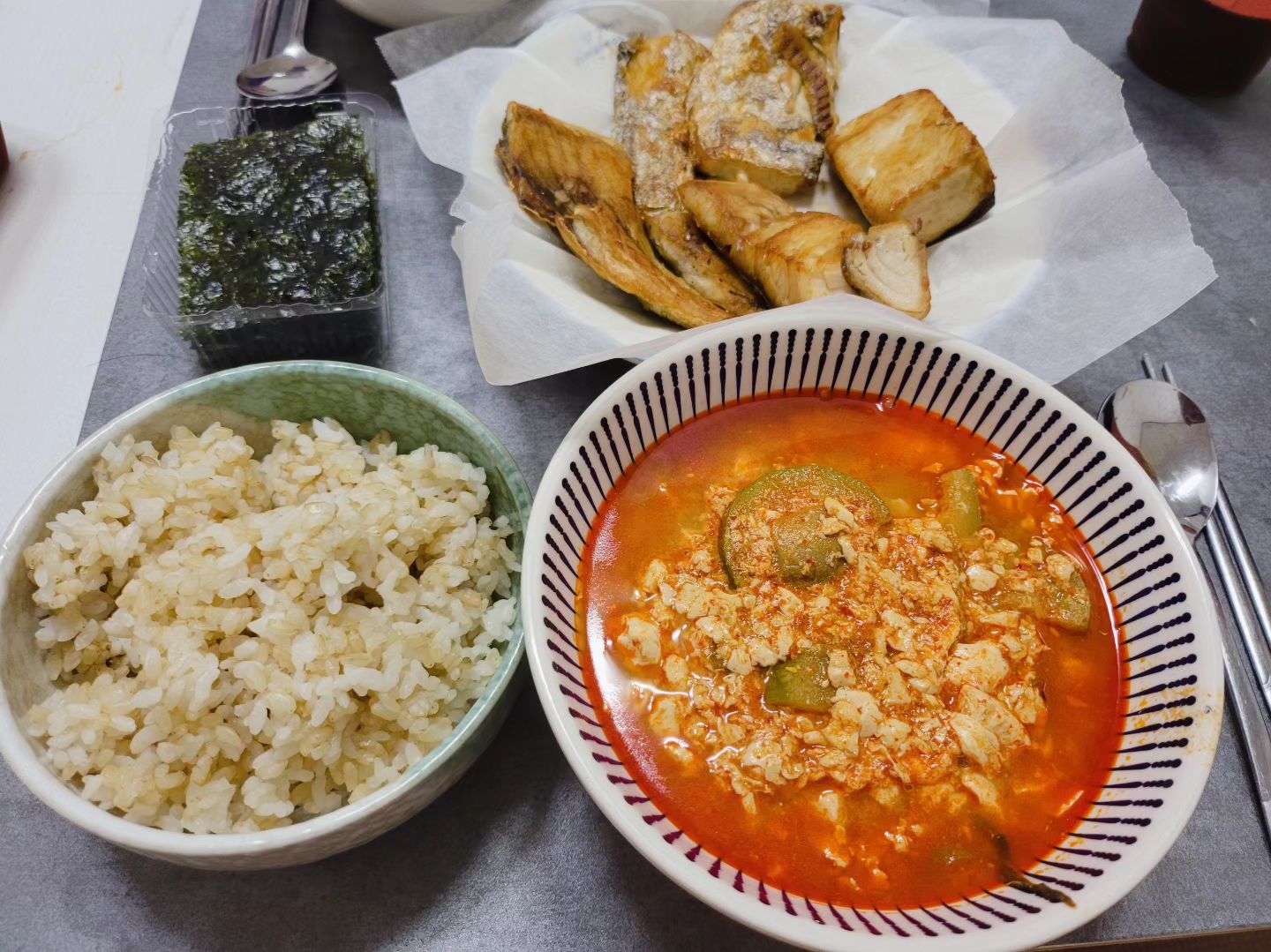 집밥~
ㆍ
ㆍ
ㆍ
#생선구이 #모듬구이 #고등어 #고등어구이 #갈치 #갈치구이 #삼치 #삼치구이 #순두부 #순두부찌개 #홈쿡 #요리스타그램 #음식스타그램 #주말 #일상 #직장인 #회사원 #자취스타그램 #자취