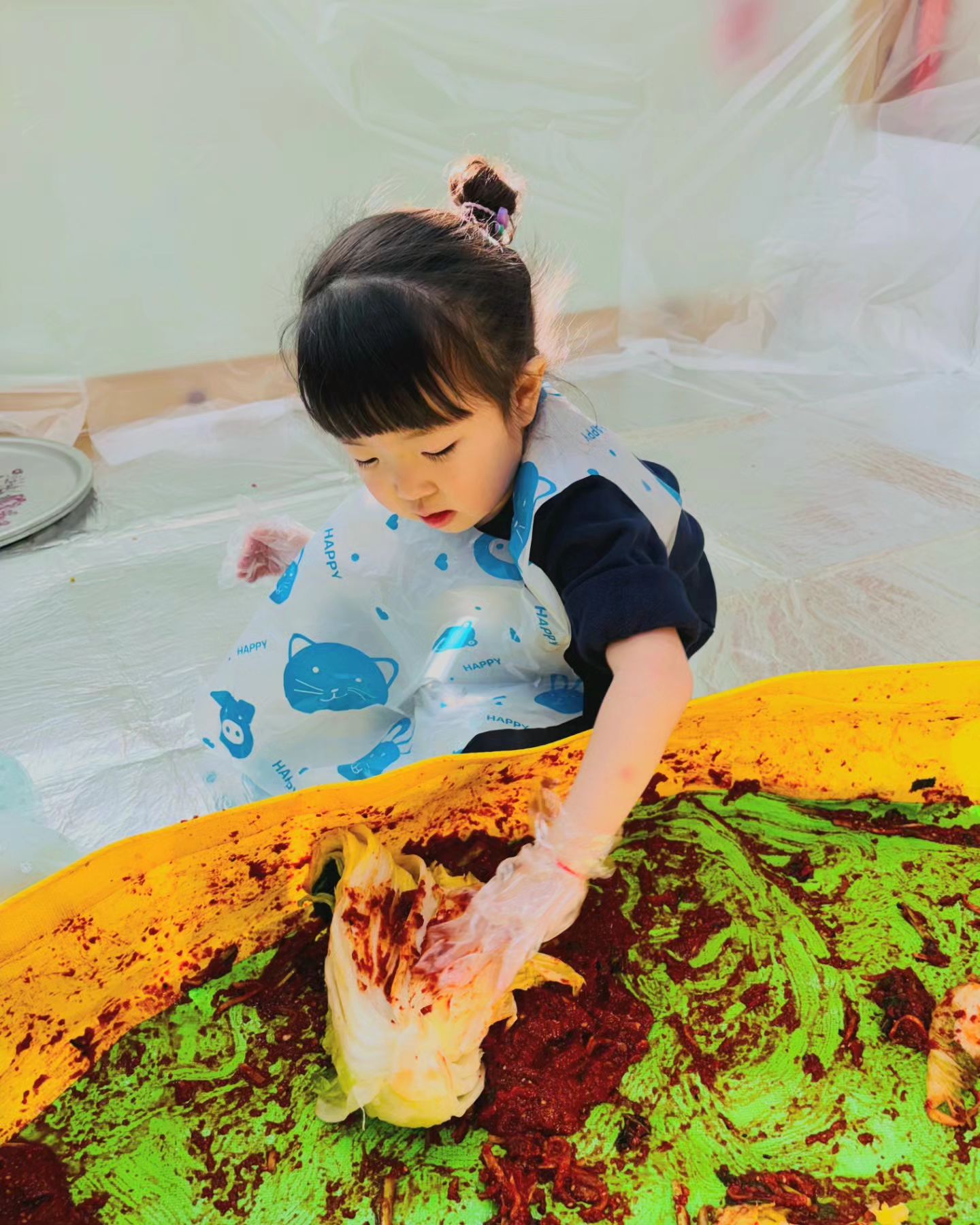 어린이집 김장데이🥬🥬🥬 

작년까지는 몸에 양념 묻는걸 엄창 싫어했었거든용? 

근데 올해는 열심히 치댓더라구요 ㅋㅋㅋㅋ
조막만한손으로🙊🙊🙊 

집에 갖고와서는 엄마아빠한테 계속
자기가 만든 김치 빨 먹으라고 강요시작! 

결국 성화에 못 이겨서 쭉 째서 먹엇는데
맵고 엄청 마싯더라구요👍👍👍👍 

내일은 수육해서 김치랑 먹어야겟어요오🥰🥰 

다들 김장 하셨나요? 저희는 끝났어유😁😁 

# 하은이가치댄건지
# 선생님이가 치댄건지
# 맛있으면 장땡스

#김장 #겨울 #어린이집김장 #김장엔수육 #김장데이 #엄마도김장 #허리보호대차고 #마무리 #대구맘 #육아맘 #육아찐소통