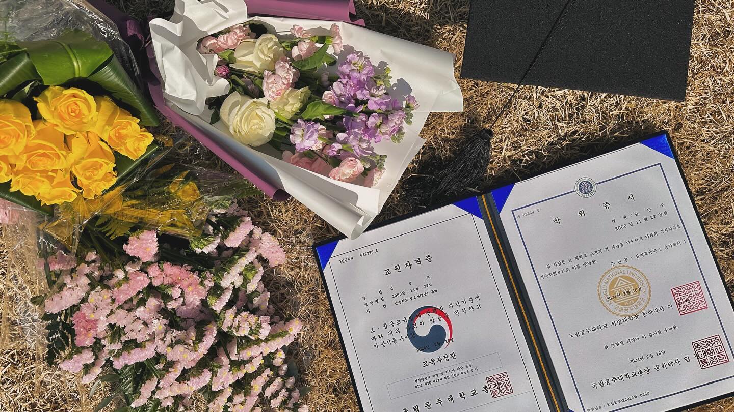 #졸업 #graduation ! 입니다 🎓 ✨✨ 

아마빌레 ~ 몰토 ~ 안단테 ( 사랑스럽게 또 매우 걷는듯이 ) 로 천천히 그러나 “하나님 안에서” 라는 올바른 길 안에서 폭넓고 다채롭게 살아갈 새로운 세상에 한 걸음 내디뎌보자고요 #대학교 #대학생 안녕 ➿ #척척학사