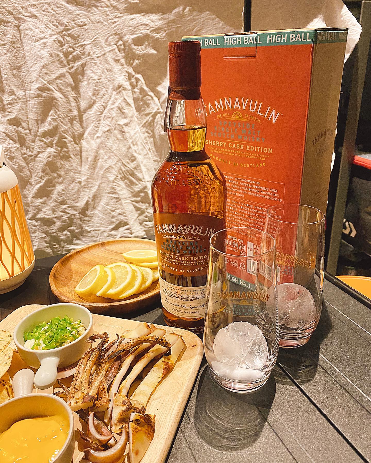 #협찬 🥃 탐나불린 셰리캐스크 패키지

2022년 10만원 이하 카테고리 
데일리샷 싱글몰트 재구매율 1위에 빛나는 
✨탐나불린 셰리캐스크 패키지✨로 갓성비 위스키를 만나보세요 🥃

탐나불린 셰리캐스크 는 3가지 다른 셰리캐스크 숙성을 하여 달콤하고 풍부한 아로마와 매력적인 정말 갓성비! 위스키인데요 🥳🥳

요즘 트레이더스에서 하이볼 잔 2개와 탐나불린 750ml 패키지가 사만원대에 판매중 이라는 사실 👏🏻👏🏻👏🏻

위스키 입문자들에게도 도전하기 좋고 가격 대비 향과 목넘김이 좋아서 탐나불린 셰리캐스크는 그야말로 싱글몰트 입문서라고 할 수 있지요 😆😆

셰리캐스크로 입문 한 다음에는 다양한 캐스크로 2차 숙성한 탐나불린 제품들 중 원하는 아로마와 향을 찾아 취향껏 즐기실 수 있답니다 🥃🤎

저희는 나쵸와 오징어를 안주로 하이볼을 만들어 즐겼는데요!
어떤 안주에도 다 잘 어울리는 탐나불린 셰리캐스크로 홈파티도 즐겨보세요 👍🏻👍🏻

tamnavulinwhisky_kr 
#탐나불린 #탐나불린셰리캐스크 #셰리위스키 #싱글몰트추천 #트레이더스위스키 #마트위스키 #위스키추천 #가성비위스키