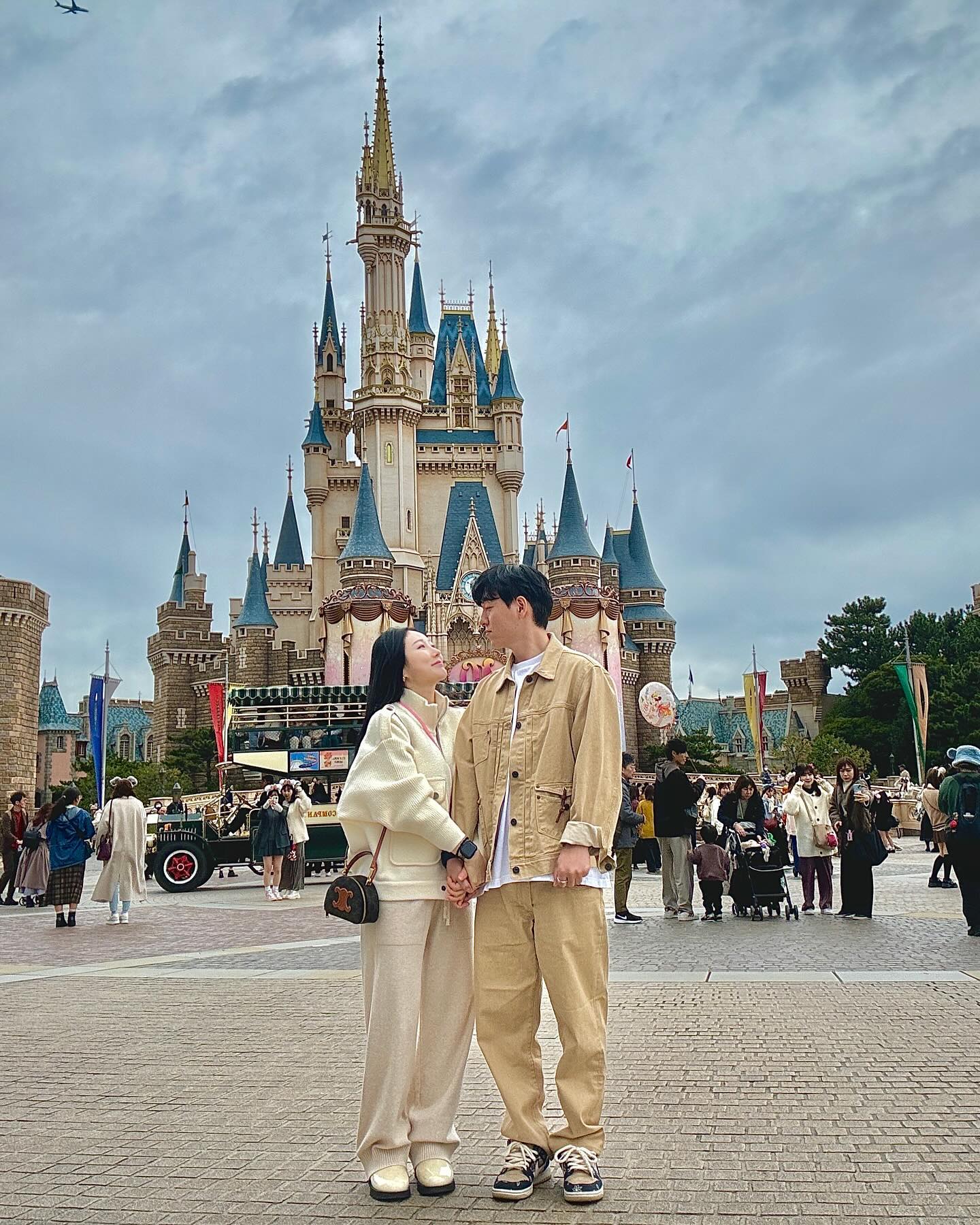 디즈니성🏰
미녀와야수 꼭 봐야한데서
DPA까지 썼는데,, 잘 만들었긴 한데
140분 기다려 가면서 볼 정도는
아니더라~애기랑 볼꺼면 추천‼️
"빅 썬더 마운틴"이 제일 재밌었음!!!
#disney #disneyland #디즈니랜드 
#미녀와야수 #퍼레이드 #tokyo