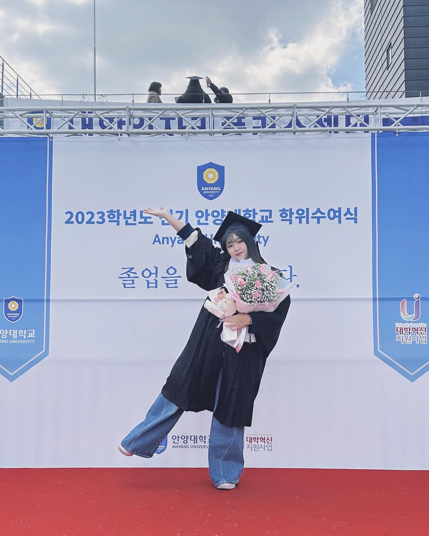 대학교 입학한게 엊그제같은데 벌써 #졸업 이라니 🥹 
짧고 후딱 지나간 4년, 예체대 학생회 그리고 HBD 수고했다˚₊·—̳͟͞͞♥
사실상 예체대 학생회 덕분에 최고의 졸업식이 된 24.2.16♡̈

#01년생 #24살 #일상스타그램 #데일리그램 #일상 #데일리 #사진 #데일리코디 #패션스타그램 #오오티디 #대학교졸업 #졸업식