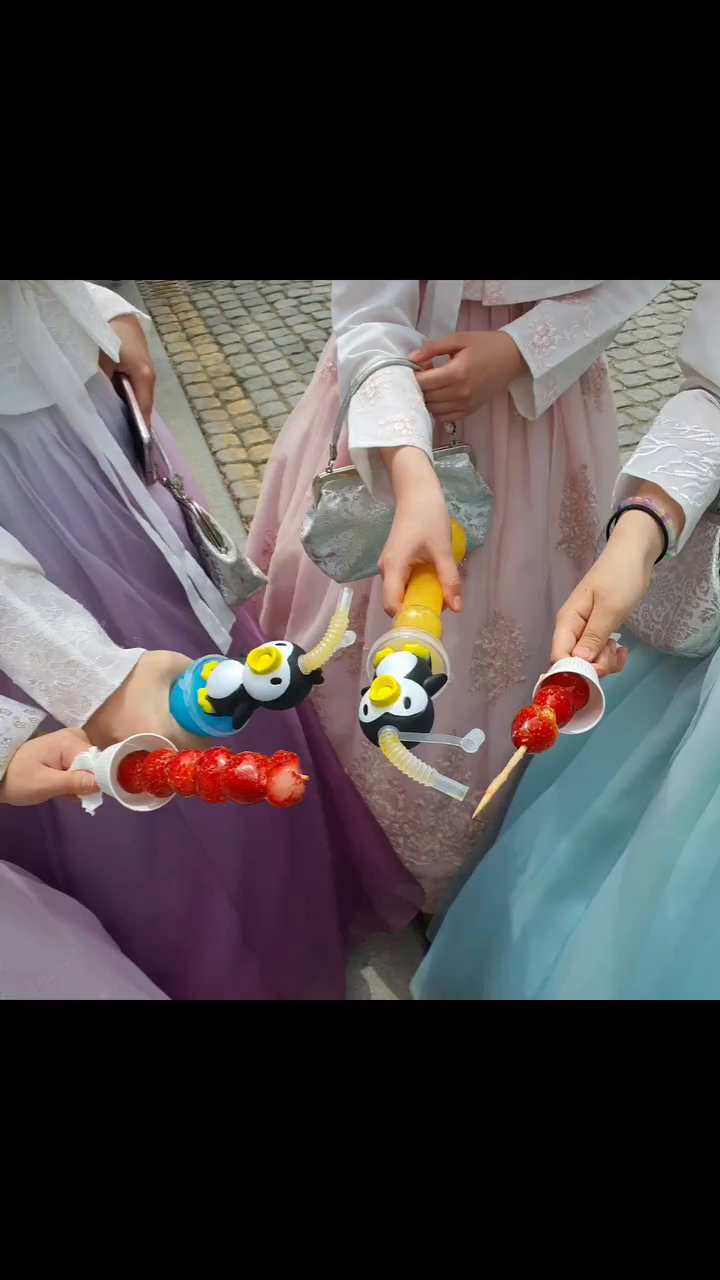 친구들과 #우정여행 즐거워하는 모습들이 보기 좋구나.#전주한옥마을 니네들 우정 영원하길 바래.