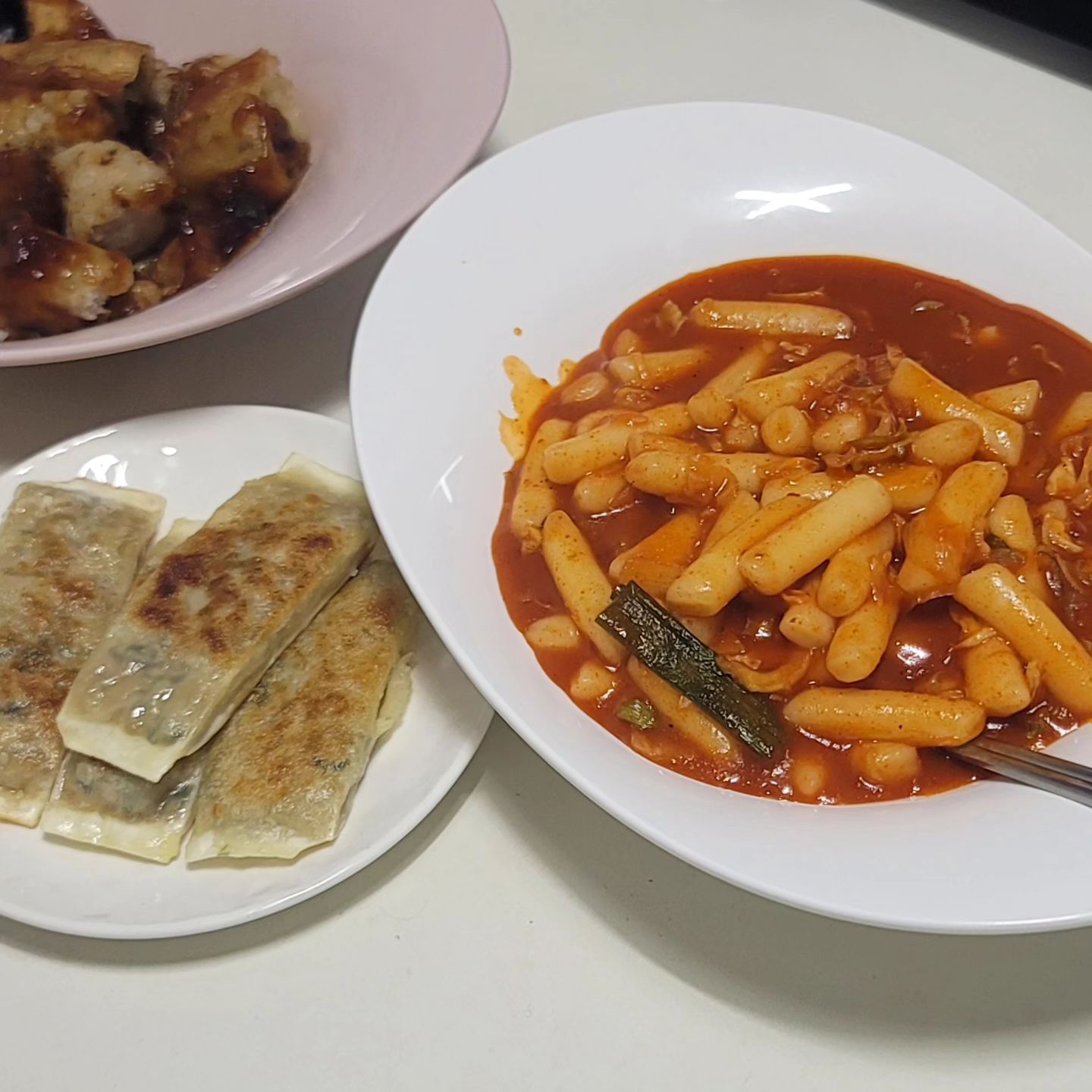 #협찬바로COOK #우리들녁식품 
#한국인의떡볶이 #국내산100%
#쌀떡 #간편조리 #국내산밀키트 
#온가족간식 #추억의맛 #원팬요리 
#뚝딱완성 

만두랑 너무 잘 어울리는 쌀떡볶이!!
한 번 먹기 시작하면
멈출 수가 없는 🔥한국인의 떡볶이🔥
조리가 간편한데 맛있기까지😋😘 

1️⃣ 일단, 떡볶이 떡을 흐르는 물에 씻어요
2️⃣ 후라이팬에 물에 360ml와 떡볶이소스,
채소믹스를 함께 넣고 센 불로 끓여요.
⚠️떡볶이가 눌러 붙지 않게 계속 저어줘야해요.
⚠️떡볶이 소스는 기호에 맞게 조절해요.
⚠️떡과 건야채는 따로 불리지 않아도 된답니다.
3️⃣ 소스가 끓기 시작하면♨️ 
떡볶이 떡을 넣고 저어주면서 6분간 끓여요. 

✅️한국인의 떡볶이를
더 맛있게 먹는 방법✅️
계란, 치즈, 라면사리 
등을 추가해 조리하거나,
사이드 메뉴(순대,튀김,어묵 등)
와 함께 드셔보세요!

https://smartstore.naver.com/mlocalfood