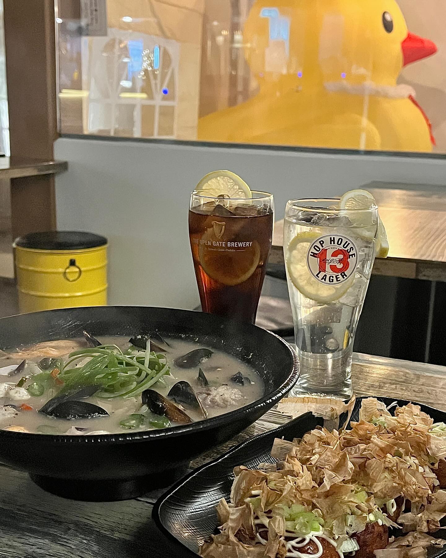 삼덕동에서 발견한 나만 알고 싶은 술집 공유🤫🍻 #포차당

포장마차 + 카페 느낌이 나는 술집으로 
삼덕동 골목길 안쪽에 있어 나만 아는 아지트 느낌이에요.

메뉴 가격대는 전 메뉴 17,000원 이하!!!!!!!👍🏻✨
가격이 저렴하다고 양이 적은 건 절~대 아니랍니다..!!!

나가사끼짬뽕은 안에 해물이 푸짐하게 들어가 있었고 
정말 맛있어서 계속 퍼먹었어요!ㅎㅎ 아직도 이 맛을 잊지 못해,,,🥹

타코야끼 또한 정말 맛있었는데 소스에 찍어 먹으니 최고더라고요..😭 
안에 문어도 크고 가격 대비 괜찮았어요!🐙

노래 선곡도 좋고 분위기도 너무 좋아서 데이트/기념일 등 연인과 함께 오기에도 좋고, 회식이나 단체 모임 장소로도 좋은 곳이에요❤️

진짜 솔직히 나만 알고 싶었던 곳인데 이렇게 가성비 좋고 맛있는 곳은 대박 나야 하니 눈물을 머금고 적습니다..🥹

다들 저 믿고 여기 한 번 가보셔요🫶🏻❤️❤️

< 4_car_dang , pochadang >
📍대구 중구 공평로 28-9
💸 나가사끼짬뽕 16,900 / 타코야끼 11,900 
.
.
#협찬 #대구동성로맛집 #대구동성로술집 #대구술집 #동성로술집 #대구맛집 #대구맛집추천 #삼덕동술집 #삼덕동맛집#foodie#likeforlikes#likeforfollow#like4likes#liker#lfl#l4l#follow4like#fff#좋반#좋아요#좋아요반사#좋아요테러#먹스타그램#먹팔#먹팔해요#첫줄#いいね#いいね#すし#フォロー