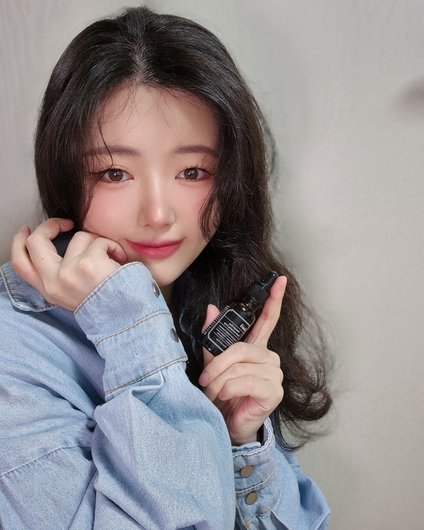 #제품제공 dear_klairs

민감하고 붉게 달아오른 피부도 진정시켜주는 푸른 색의 #피부진정 앰플이에요.

곧 다가올 겨울, 히터때문에 안그래도 건조한 건성피부가 붉게 달아오르고 가려운듯한 증상에 걱정이 많이 되곤 하는데요.

민감한 피부때문에 앰플 유목민이신 분들께 좋은  #미드나잇블루유스액티베이팅드롭 앰플 소개시켜드려요😇

구아이아줄렌 성분으로 한껏 붉게 예민해진 피부도 잠재워주며 피부 재생화 회복에 효과적인 EGF성분 또한 함유되어있어요.

세안하고나서 토너 바르기 전에 톡톡 두드려주면 놀라울 정도로 흡수가 빨리 되어있더라구요. 
푸른색을 띄는 앰플이다보니 피부에 착색이 되지 않을까 하는 걱정이 있었는데 그런 걱정 없이 싹 흡수 되는게 신기했어요😮

피지고민이신 분들, 끈적임 없이 산뜻한 앰플 찾으시는 분들, #여드름피부 에 맞는 앰플 찾으시는 분들께 추천드려요💜

#클레어스 #klairs #무신사뷰티 #klairsbluedrop #loveklairs