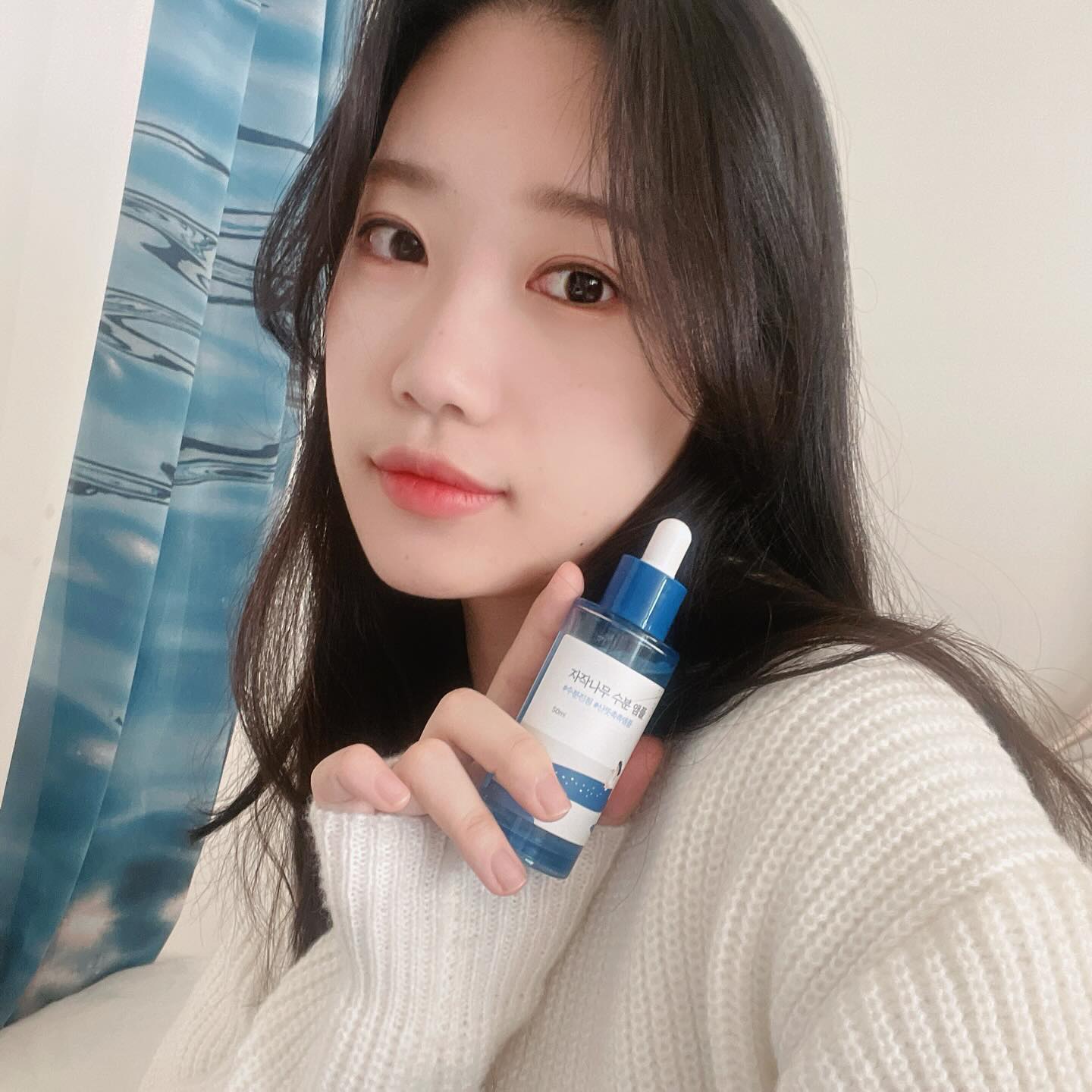 #협찬 요즘 내 필수템💙

7초만에 급속 수분 충전되고 
3일동안 촉촉한 피부 유지시켜주는 라운드랩앰플 ♥ 

끈적이는 제형이 아니여서 더더 맘에든 제품👀
촉톡하몬서 수분 충전제대로 해주는 앰플유목민들
여기에요 여기! 

맑고 투명한 피부로 만들어주면서 
거칠어진 피부 결 개선 효과를 해줘서 아주 맘에든답니다 :)

저는 두세번 발라주는데, 피부결 개선되는게 느껴져서
동생한테 추천했는데 예민피부동생도 써보고
좋다고 했답니당☺️ 

#올영추천템 #올리브영추천템 #올리브영추천 #수분앰플추천 #수분앰플 #올리브영수분앰플 #올영수분앰플 #앰플추천 

round.lab