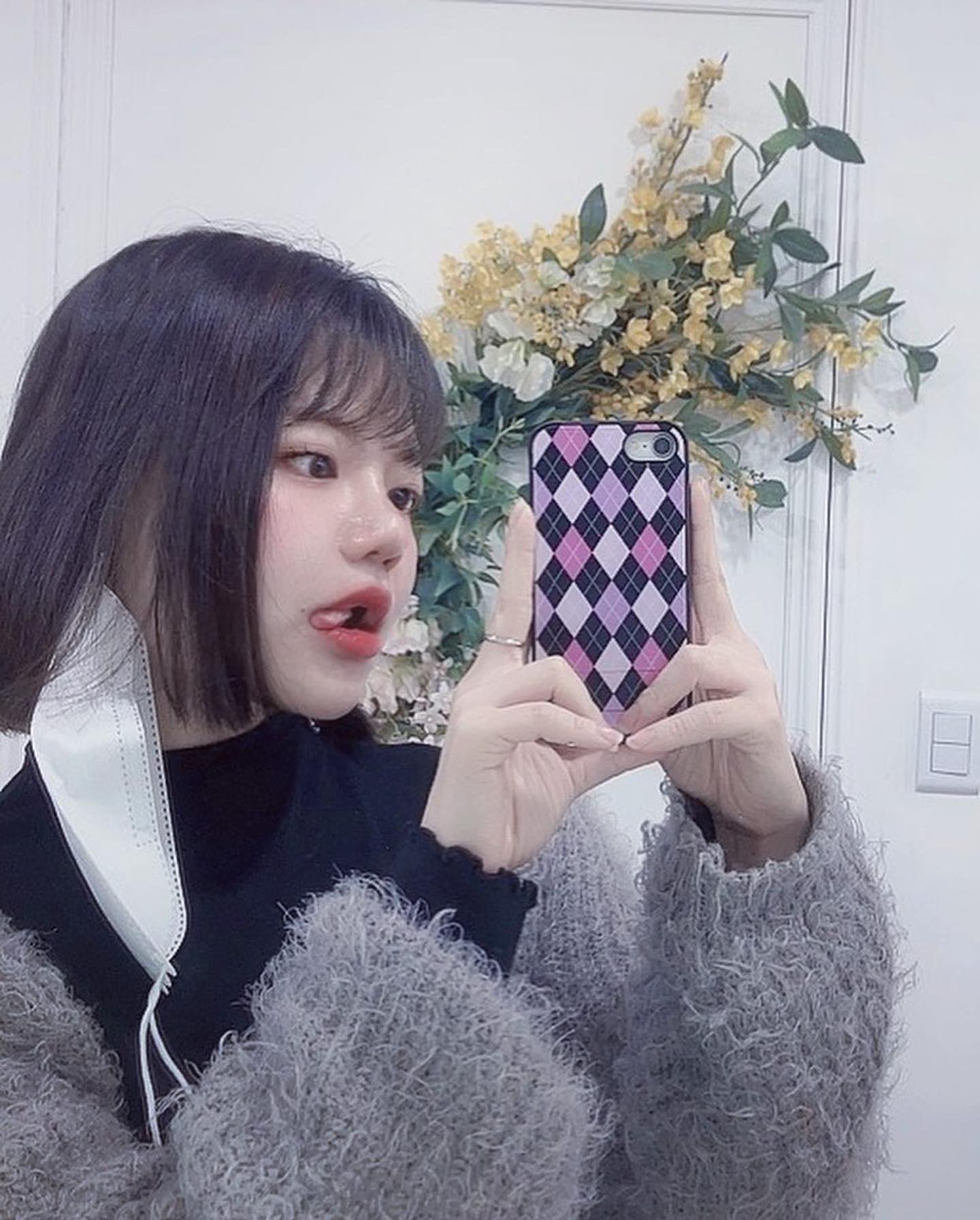 #제품협찬

내 케이스 예뻐.. 
귀여워.. 
시크해.. 

폰 잘 떨어트리는 나란여자 
폰 양각에 가드 있어서 
떨어트려도 문제업다..!!!

삼성 쓸 때 습관 남아있어서 
아직도 삼성페이가 그리운 
아이폰인.. 자체적으로 카드 케이스가 
있어서 편하구 다른 디자인으로도 
손쉽게 바꿔낄 수 있어서 기분전환 할떄 
최고인듯!!!

#디팍스 #디팍스케이스 #dparks 스 #아이폰케이스 #아이폰케이스 #아이폰꾸미기

dparks.korea
thanks_dparks