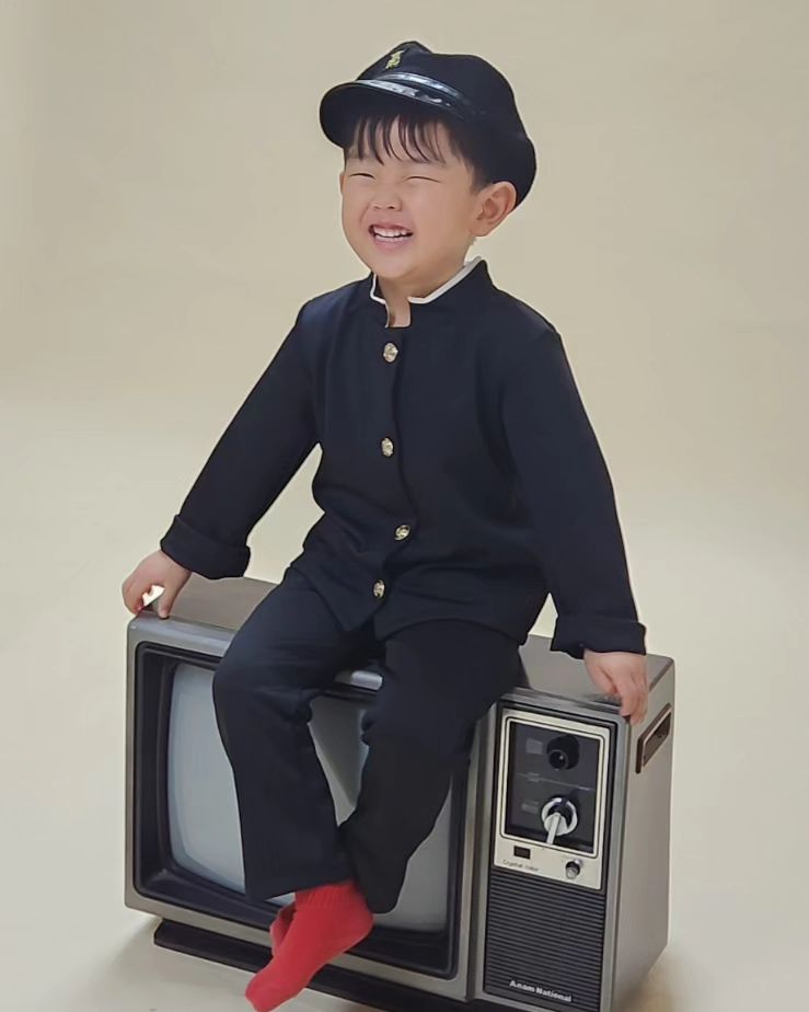 이사진이 B컷 사진이라는데 A컷 사진 매우궁금하네❤️❤️
울아들 어린이집 수료식사진❤️
