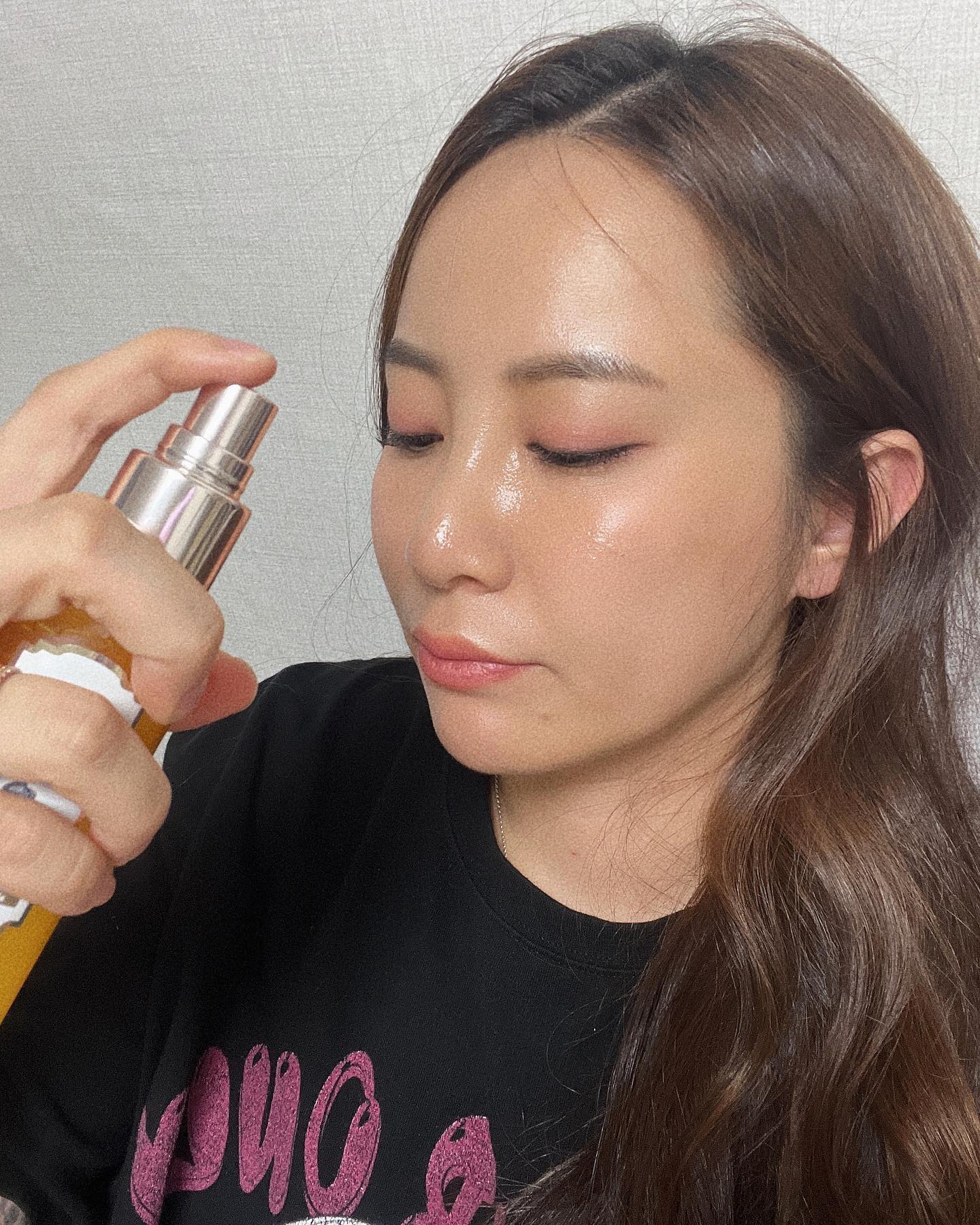 #제품협찬

2년전부터 화장대,회사책상,파우치에 두고
하루도 빠짐없이 매일 쓰는 찐 애정템 달바세럼 🫶🏻

✔️귀차니즘으로 피부관리 잘못하는 나도
간편하게 뿌리는 강력한 항산화 케어로 
생각날때 마다 흔들어서 뿌리고 있어요

✔️오일과 펩타이드를 머금은 캡슐제형으로 
뿌릴 때 마다 영양세럼이 터져나와 
윤기나는 탄력 피부에 도움 됩니다

✔️건조한 요즘 날씨에는 외출 시
50ml 달바세럼을 클러치에 넣어두고
수시로 뿌려주기에 너무 간편해요  

가족,지인들에게도 강추하는 
달바세럼 꼭 써보세요 💖

#달바로얄세럼 #세럼추천 #미스트추천 #미스트세럼추천
#달바세럼시즌5 #항산화세럼 #비건세럼 #달바세럼