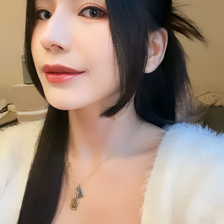 믿고 맡기는 살롱아띠 _myajins_ 디자이너쌤
Before After가 확실해서 머리해 줄 맛 난다는 아진쌤 히히
상한 머리 다듬고 6개월동안 엄~청 길어진 머리카락 싹뚝💇🏻‍♀️
슬릭컷이 요즘 대세라면서요 ? 
옆머리도 약간 히메컷 느낌으로 다듬어주고 너무 만족스러워서 셀카 백만장 💗
앞으로도 제 헤어스타일은 아진쌤한테 맡길게요 ! 🫶🏻