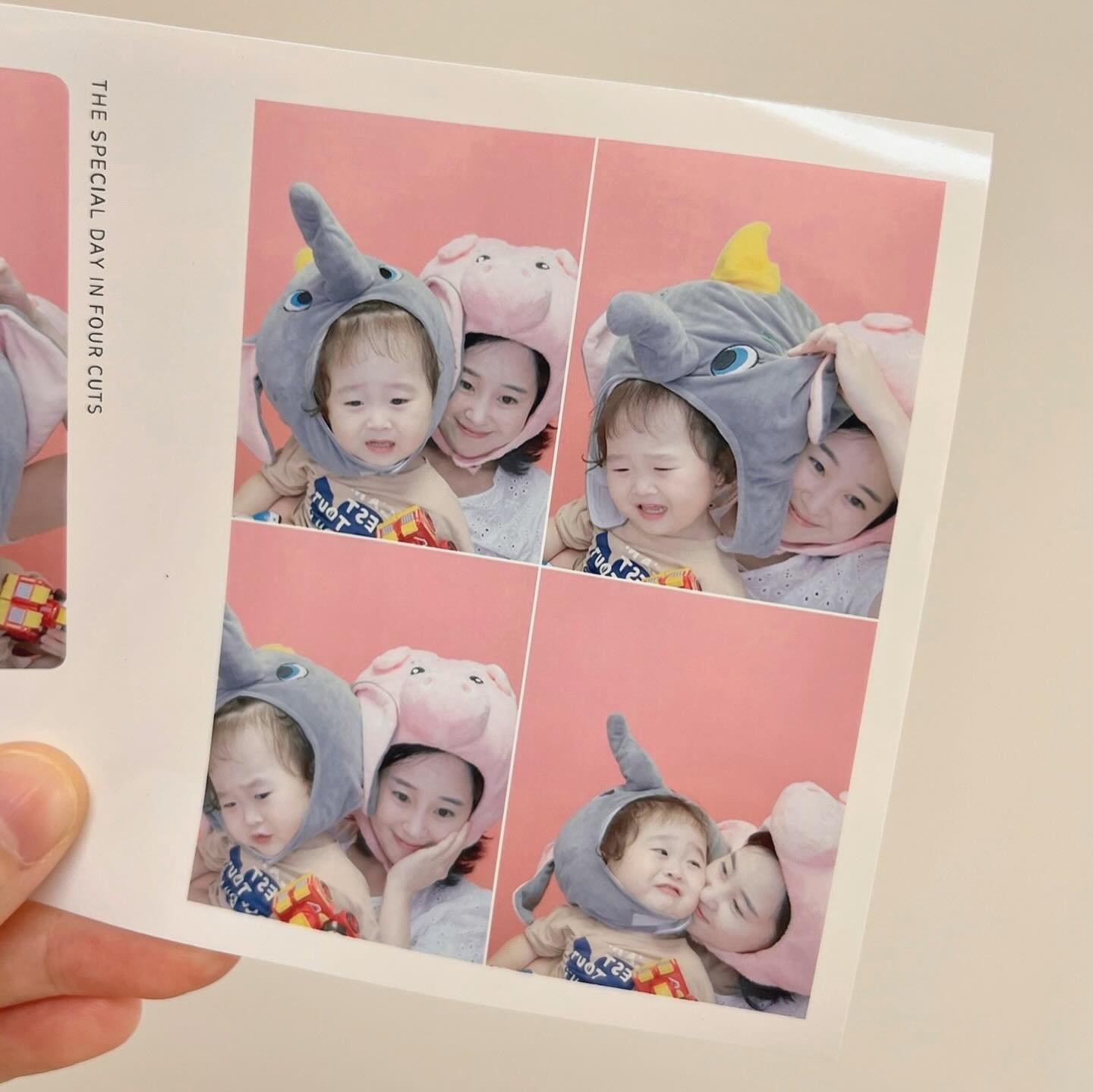 🐘🐷🩷

차니와 둘이 첫 데이트 .ᐟ 
우연히 들어가서 
처음 찍어본 인생네컷이라
컴맹인 나는 배경지가 무슨색인지도 모르구 
아무거나 눌러서 막 걍찍히구 ,,, 
출력해보니 핑크,,🩷

차니는 자기도 혼자 서서 찍는다구 찡찡 
나는 차니 안고찍느라 허리 나갈뻔해똬 헤헤
귀여운 추억하나 더하기

좌충우돌 , 
우리의 첫 사진 기록하기 :)

#코끼리와꿀꿀이