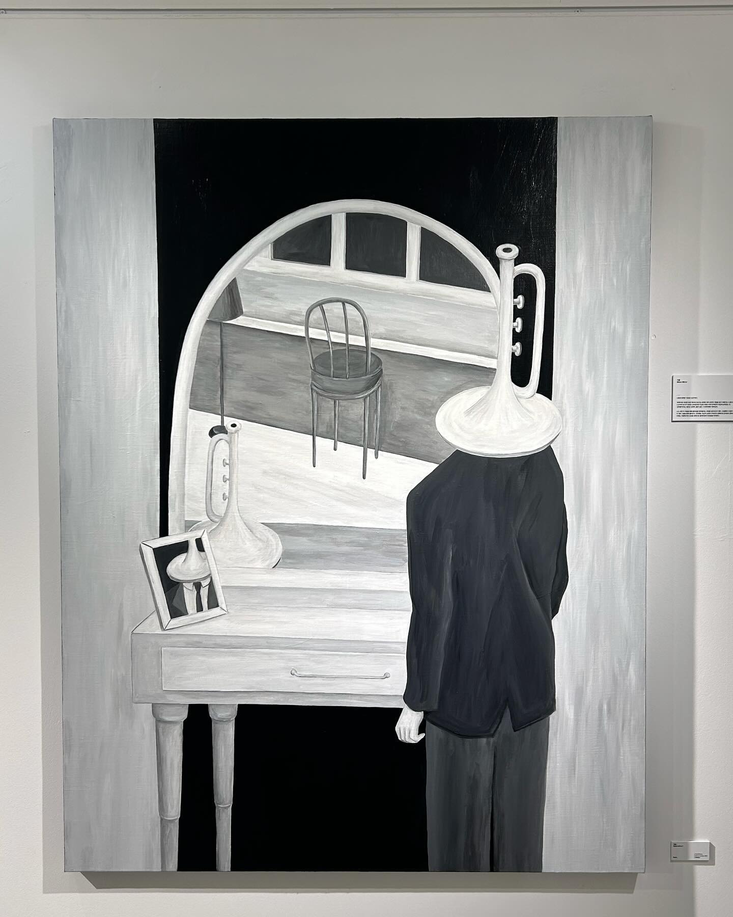 Not silly, Not serious Workroom
< MONO SPHERE >
_
1. 거울 |
Mono Mirror I
(116.8x91.0)
Acrylic on canvas
2. 탁상 거울
Acrylic on cavas
53.0×45.5
3. 거울 II
Mono Mirror II
(116.8x91.0)
Acrylic on canvas
4. 위로하는 달, 위로하는 나.
Acrylic on cavas
53.0×45.5
🎨 kimnirus 
_
나에게 흑백은 ‘외로운 공간’이다.

‘흑백’이란 어떠한 특정 색이라기보다는
본래의 색이 본연의 색깔을 잃고 바랬다는 느낌으로 다가왔다.

누군가의 온기가 있었던 곳이었지만
지금은 까맣고 하얀 흔적만이 차갑게 남아있는 곳.
‘공허함’ 이라는 새로운 감정이,
홀로 남은 그 빈자리에서 태어났다.

나는 이번 두 작품을 통해
헤어짐을 받아들이는 과정을 담아내고자 했다.
트럼펫과 드럼의 머리를 한 사내의 시간이
두 개의 그림을 통해 흘러간다.

과거에는 자신의 감정이 무엇인지
정확하게 인지하지 못하지만
이제는 거울에 비친 모습을 정면으로 들여다보며
외로움을 마주한다.
_
nots_workroom 
gallery_amidi