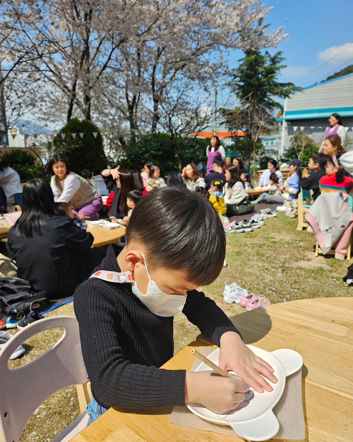 💙
240405
#5살아들 #꿈동산어린이집🏡 #어린이집행사 #벚꽃휘날리며 #도자기페인팅 #비빔밥데이🥗