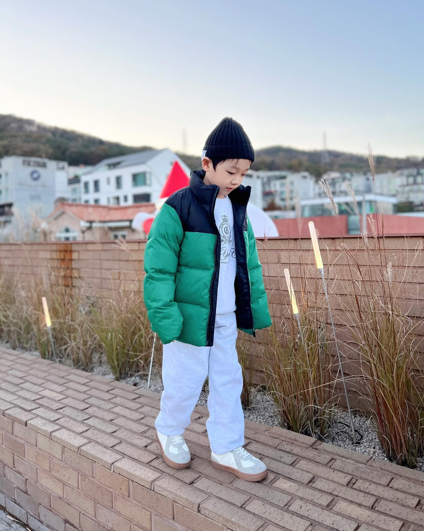 #광고 #지오다노주니어 
⠀
giordanojunior_kr
⠀
두번째샷 너무 맘에들어 -
느낌 아니까 😉
⠀
⠀
겨울이라고
칙칙하게만 입어야하나요
⠀
너무 매력적인 컬러의 덕다운패딩 💚
⠀
적당한 길이로 활동성 좋고
RSD 인증 다운 사용한 다운자켓이라
한파에도 끄떡없다구 ~
⠀
지오다노 23년 컬렉션으로
따땃한 겨울 준비해요 🎄❄🎅🏻🌨⛄
⠀
#지오다노주니어서포터즈_5기 
#지오다노 #giordanojunior 
#지오다노주니어서포터즈 #주니어패션
#주니어코디 #키즈코디 #키즈패션 ⠀
⠀
⠀