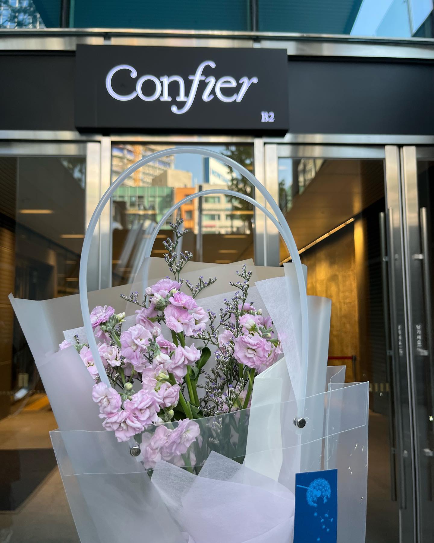 꽃다발에 손편지…❣️
이렇게 so sweet 하면 i am 감동..🥹