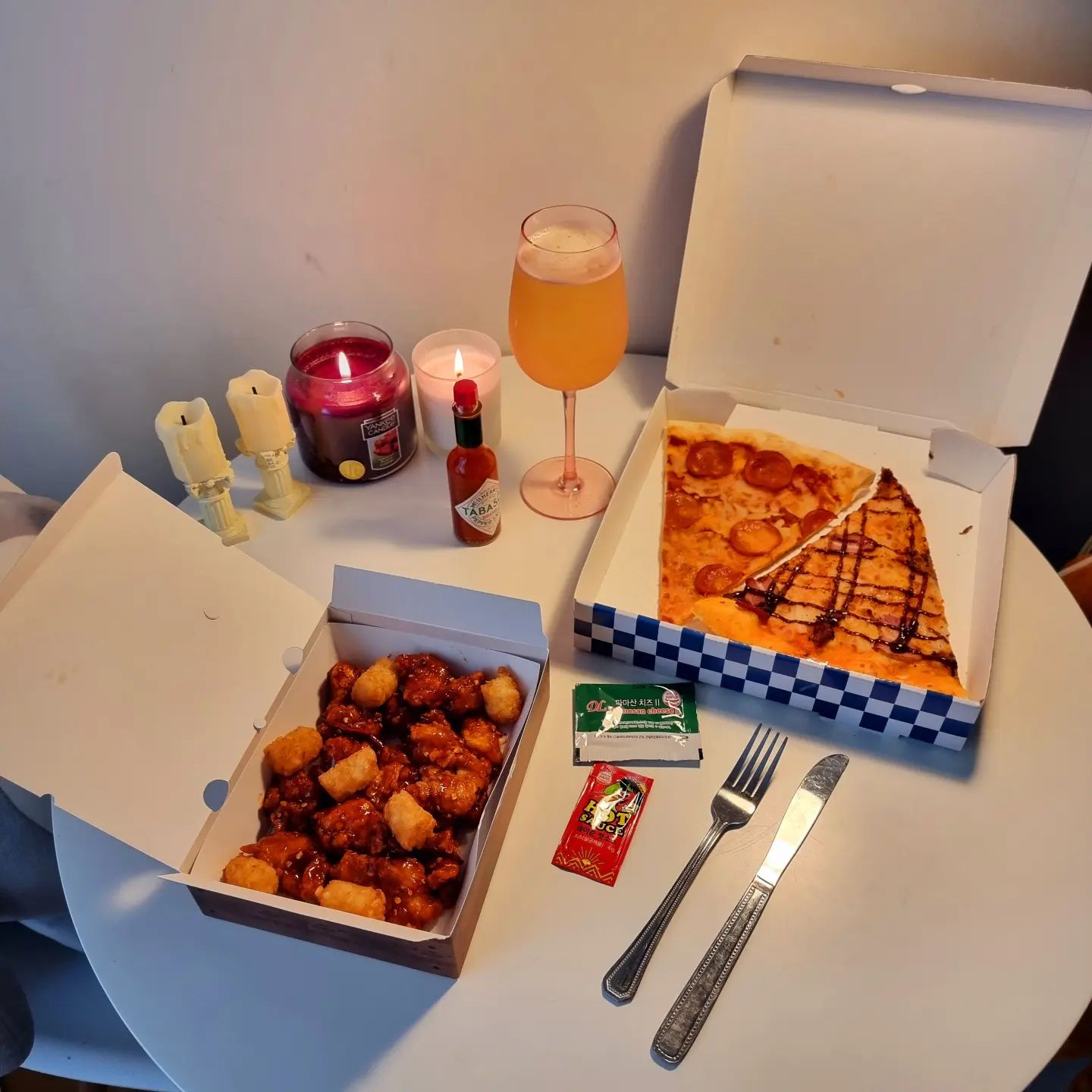🐔🍕#협찬 #혠님테이블 스물두번째
🍕🐔#닭강정공방&슬라이스룸
롯데백화점 동탄점
☝🏻치킨,닭강정
🗺경기 화성시 동탄역로 160 지하1층
⏰️월-목 10:30 - 20:00
⏰️금-일 10:30 - 20:30
📋리얼청양 닭강정 13,900원
📋페퍼로니 4,900원
📋텍사스바베큐 5,900원
👶🏼요즘 자주가는 롯백
푸드애비뉴 구경하면
시간가는 줄 모르겠죠
매운거 좋아하는 나에게
딱맞는 얼얼함 리얼청양
피자 2종도 맛있어용👶🏼👍🏻
.
#hyennimmm #혠님
#평택 #평택주물럭
#한우 #미역국 #밀키트
#혠님화성 #혠님닭강정 #혠님피자
#좋아요반사 #맞팔 #소통 #일상
#instafood #instagood