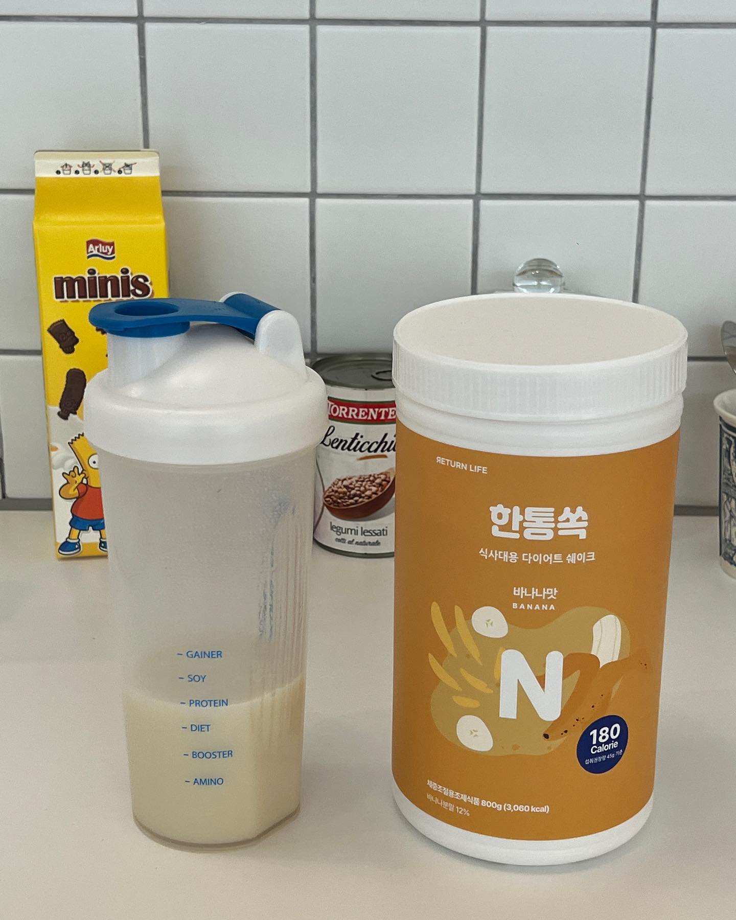 헬린이는 이런 선물 좋아요😘 
간식 말고 한끼 대용으로 먹고 지방 빼 봅니당 healrini 🫶

점심 저녁 식단
간식 미니 브리치즈 3개 
오로라민 씨 2병

운동전 단쉐 1잔(음료수대용 ㅋㅋㅋㅋㅋ)

천계 40분 

운동 끝나고 배고팟지만 암꺼도 안 먹고 잔 내 자신 기특해 살 빼 볼려고 노력중중즁:) 

하루에 100그램씩 40일이면 4키로가 빠질꺼라 믿는 내 계산이 맞을까요? 

#헬린이 #운동기록 #식단기록 #어제일기 #다이어트 #다시어트 #할수있다