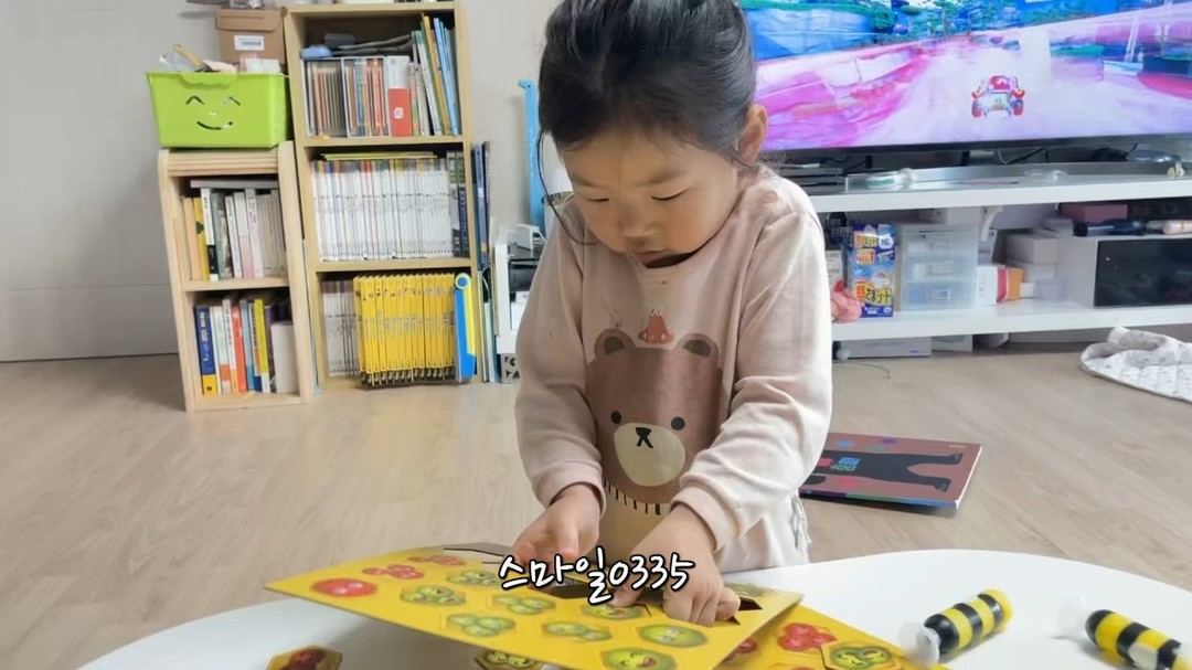 #협찬
-
벌스틱으로 꽃가루를 잡아라
3개의 주사위를 던져서
색깔 / 표정 / 숫자와 일치하는 카드를 콕
-
순발력 , 관찰력 중요시된 재미있는 보드게임
가족이 다같이 모여서 즐길 수잇어서 굿
-
짧지만 임팩트가 있게 게임이 진행되어서
끝날때까지 초긴장모드 !!!
-
쉽게 할 수 있어서 좋고 
재미있게 할 수 있어서 좋은
놀이학습 행복한바오밥 보드게임
-
4세 아이들도 할 수 있어서 더 좋네요 
온가족보드게임으로 강추
-
play_smarter_ 

#픽미업 #허니비 #순발력보드게임 #관찰력보드게임 #재미있는보드게임
#4세보드게임 #5세보드게임 #6세보드게임 #7세보드게임 #행복한바오밥
#가족보드게임 #단체보드게임