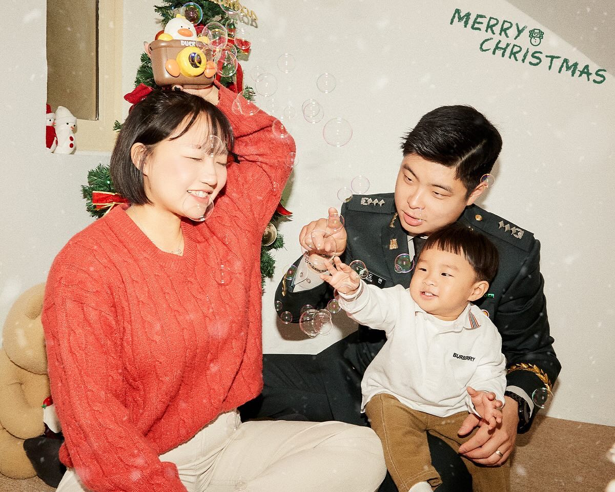 .
만두네 가족사진📷
아빠만두의 진급을 축하하며 
내가 제일 애정하는 크리스마스 컨셉으로 사진 남기기🎄