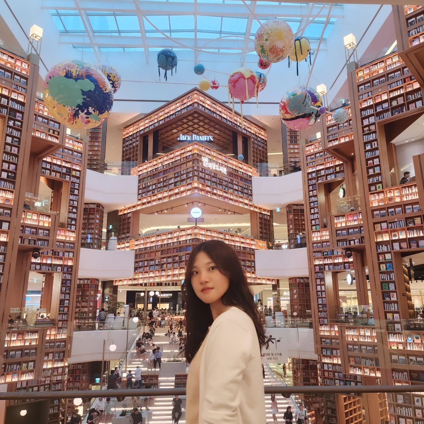 240707 수원 스타필드 별마당도서관🌎🌌🚀
#별마당도서관수원 #우주컨셉
starfield.official

시간이 되어 스타필드 수원점에 갔다 
처음 갔는데 디자인도 예쁘고 아름다워서 놀랐다
어두워 졌을 때도 분위기가 무르익었다 

#스타필드수원 #스냅맛집 #스타필드스냅사진찍기 
#스타필드 #별마당도서관 #사진촬영 #촬영스팟추천 
#인물샷 
#맞팔환영#フォローバック#いいねした人全員ファローする#いいね返し#いいね返します  #좋아요테러 #좋반 #좋아요 #좋아요반사 #협찬 #협찬문의dm
#팔로우 #맞팔환영 #맞팔해요 #선팔하면맞팔 #선팔 #follow4like #fff #followforfollowback #likeforlikes