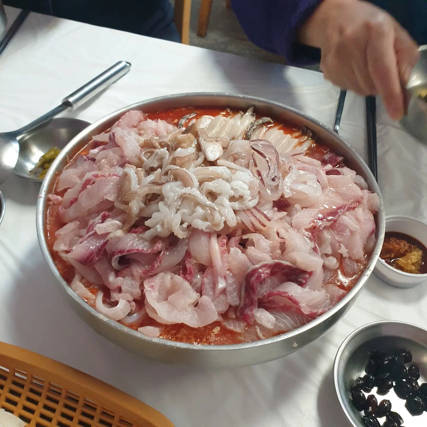 또 다시 물회맛집 인증

#영종도
#선녀풍 
길건네 을항 물회집을 앞에두고도 
여기만 웨이팅 

1시간 웨이팅 후 
물회영접 
울이가 먹은건 황제물회 중 사이즈
+전복죽

어른4명 아이1명이 다 배터지게 먹었습니다. 

여전히 웨이팅이 긴~~~~~ 맛집

#영정도맛집 #영종도물회 #선녀풍본점 #을왕리맛짐 #가족데이트 #좋아요 #가족식사 #주부스타그램