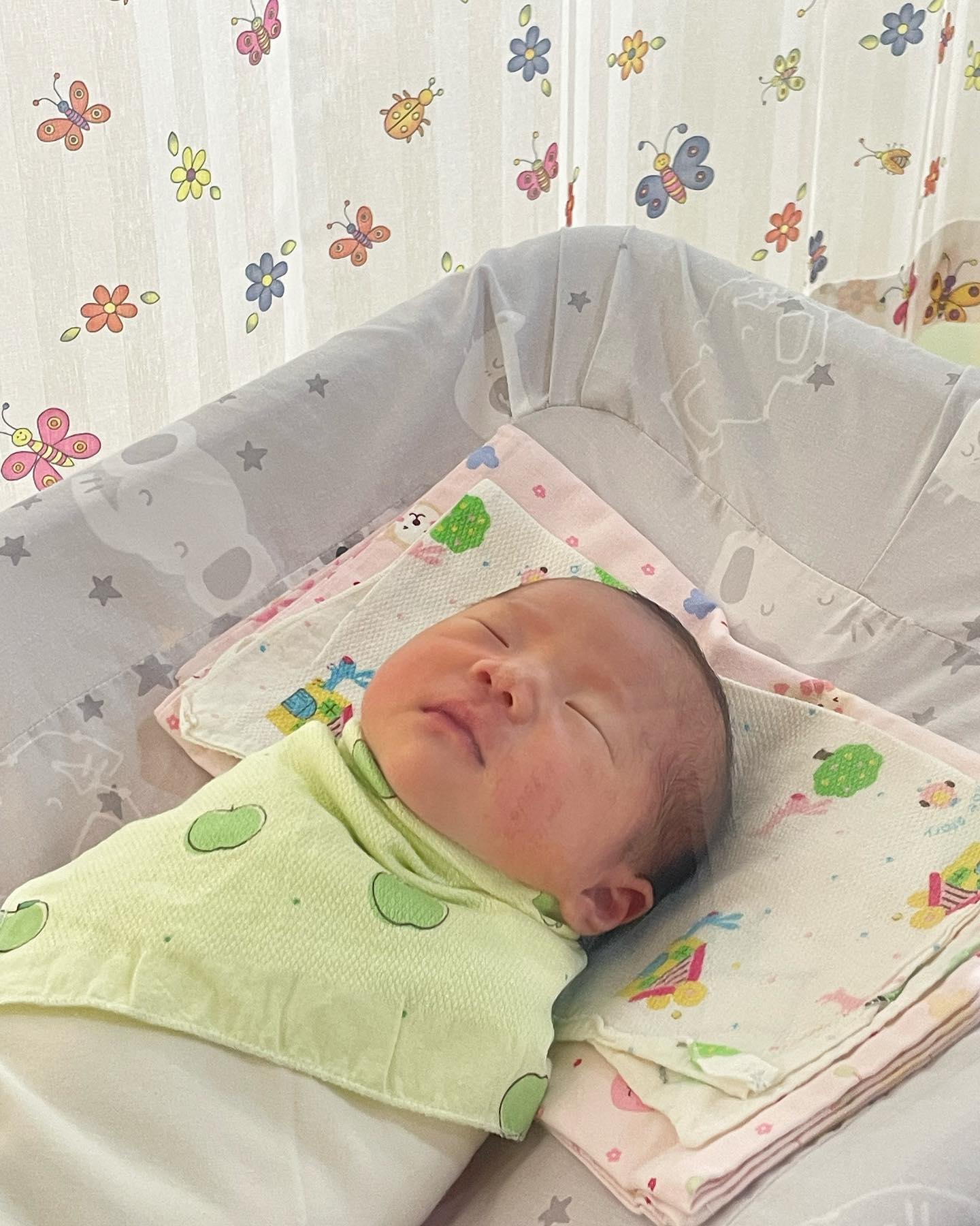 열무 인생 5일차👶🏻
어린이날 기념으로 따끈따끈한 오늘자 사진 기록을 남겨볼까! 🍼분유라떼에 취해서 꿀잠자는 아기 열무.
너무 귀엽자나???!!!ㅠㅠㅠ🤍
오늘도 유리창 앞에서 서성이는 오빠와 나ㅋㅋㅋ

#어린이날 #용띠아기 #신생아그램 #인생5일차