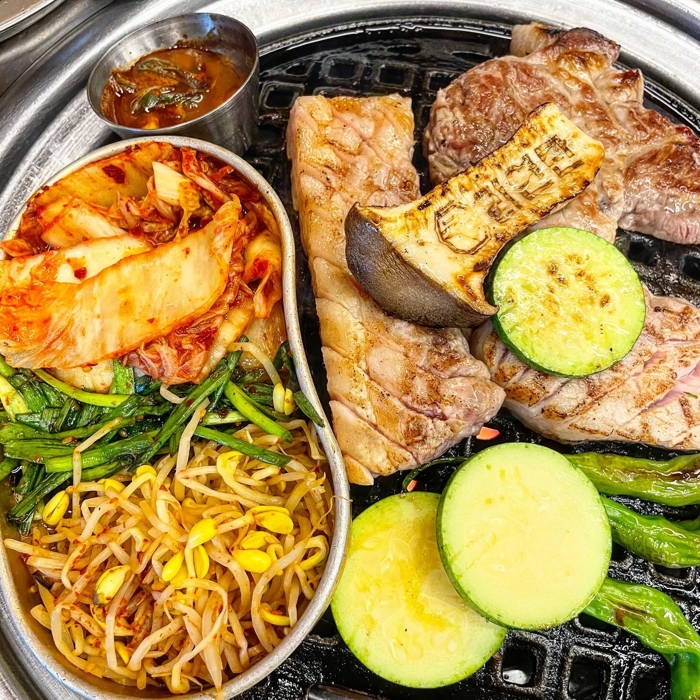 #리연탄

✔️벌써 두 번째 방문인 리연탄!!
동네 맛집이라 그런가 식사시간이 아니어도 
사람들이 바글발글

✔️모둠으로 시켜 다양하게 맛볼 수 있고,
초벌해 줘서 배고픈배 달래기 좋다. 

✔️버터계란밥은 아이 입맛에 딱이고,
참기름에 고소하게 볶은 김치와 콩나물은
엄빠 입맛에 제격인곳.

✔️고기의 마무리는 탄수화물인데
삽채로 가져다 주는 연탄 볶음밥은

✔️재미있는 것은 당연하거니와
치즈 가득이라 맛까지 좋다. 

✔️다양하게 찍어 먹을 수 있는 소스가
무려 10가지가 넘어 맛있게 즐길 수 있으며

✔️식전에 구워먹으라고 주는 
마시멜로는 아이에게 두배의 만족을 주고,
서비스로 주시는 육회는
엄빠에게 세배의 만족을 주는 곳. 

✔️고기 맛있는 건 당연해서
언급조차 하지 않아도 되는 우리동네 맛집
리연탄!!

작은 모둠 한판 39000
버터계란간장밥 3800
연탄볶음밥(2인) 4800

🏠 서울 강서구 강서로39길 13 1층
☎️ 0507-1412-7083
⏰ 매일 16:00-02:00
  주말(토일) 12:00-02:00

#화곡역맛집#화곡동 맛집#화곡역고기집#우장산고기집#우장산맛집#우장산리연탄#화곡리연탄