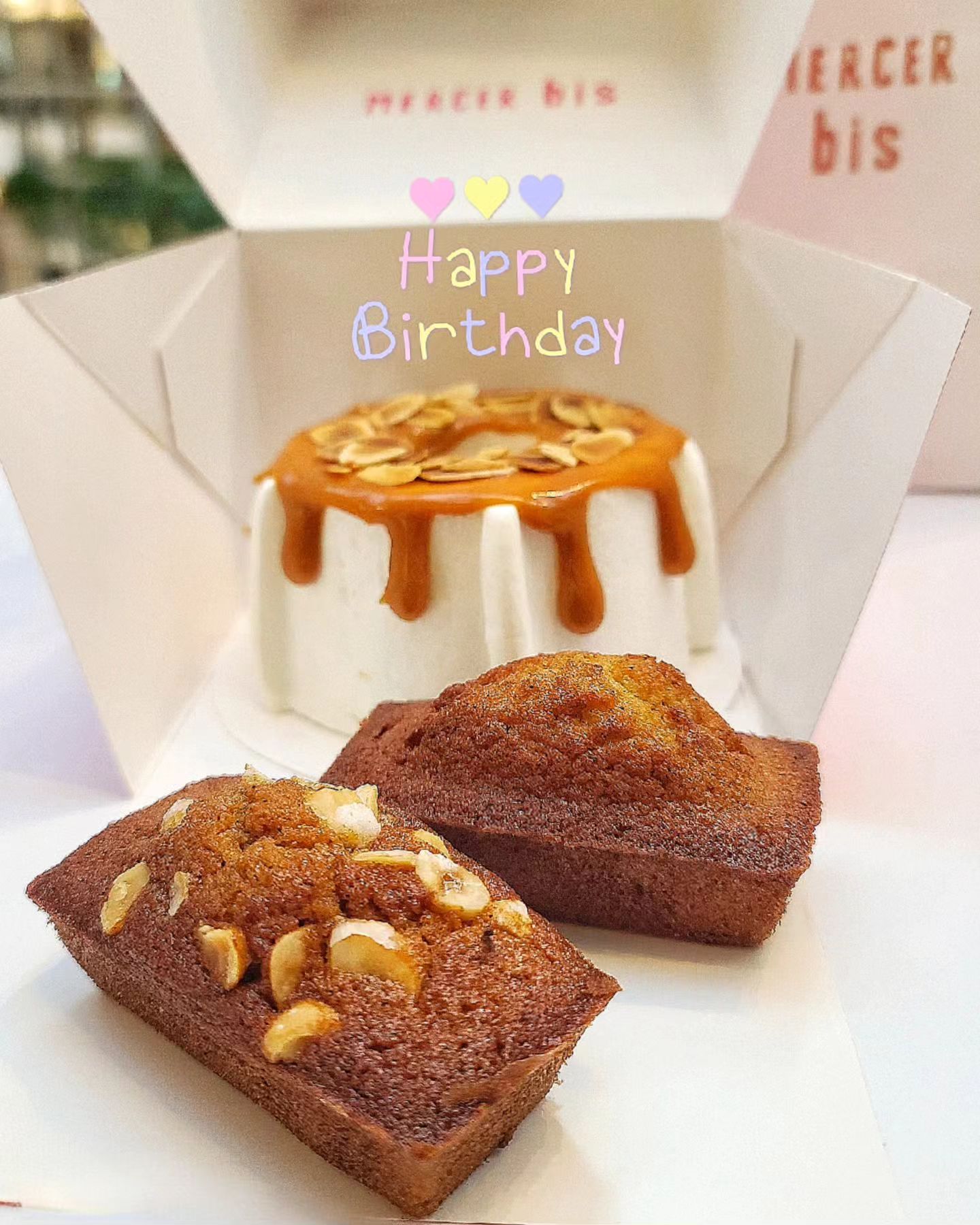 #협찬 
집사의 생일날 🎂😺

때마침 더현대에서 [10월 14일~ 12월 31일]까지 마사비스 팝업매장이 열린다는 소식을 듣고 다녀왔어요❤

일본 도쿄에서 직접온 파티쉐가 인공적인 첨가물은 사용하지 않고, 계란 흰자만으로 만들어 최고의 부드러움과 국내산 쌀가루로 ‘폭신폭신 쫄깃쫄깃한 식감’을 느낄 수 있다는 그 케이크! 🍰
 
👧🏻 저는 마사비스의 시그니쳐인 캐러멜쉬폰이크랑 플레인/소금카라멜 휘낭시에를 데려왔는데요!

우선 케이크는 쉬폰케이크답게 퐁신퐁신한 식감은 물론,
MERCER 생크림을 한입 떠먹자마자 입안에서 사르르 녹아내리는 부드러움이  느껴지더라구요 😊
휘낭시에도 겉바속쫀! 한 식감+ 바닐라빈이 콕콕박힌게 보여서 만족스러웠답니다 :) ❤

12월 말일까지 더현대에서 팝업이 진행될 예정이니, 
연말에 선물하기 좋은 디저트를 찾고 계신다면  방문추천드려요 🙆‍♀️!

#마사비스 #쉬폰케이크 #연말선물 #쉬폰케이크맛집 #딸기초코케이크 #케이크맛집 #일본디저트 #디저트선물 #mercerbis #디저트케이크 #연말케이크 #휘낭시에 #구움과자 #더현대서울팝업 #더현대여의도팝업 #더현대서울 #더현대서울10월팝업 #더현대서울맛집