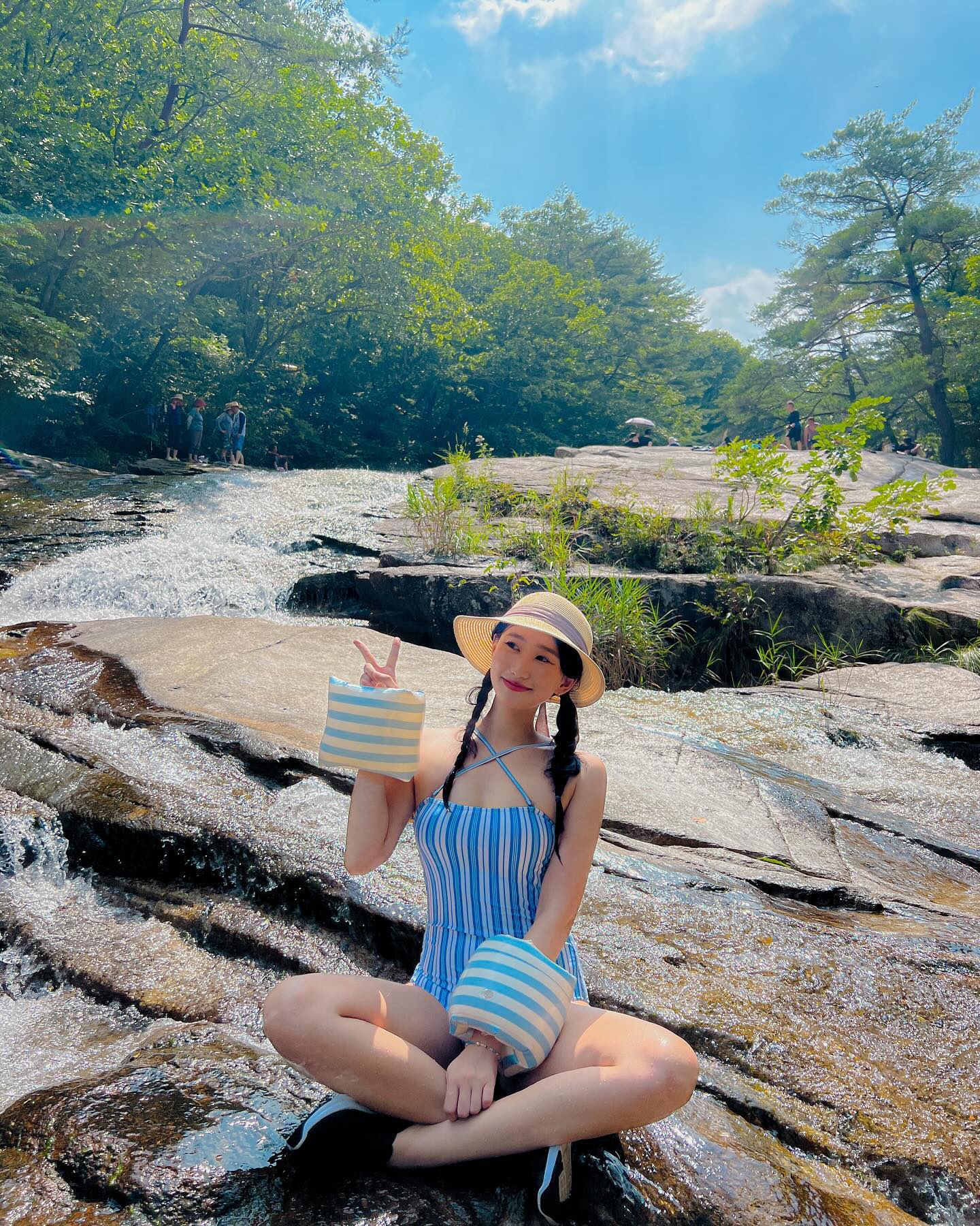 경북 문경 천연슬라이드🛝 & 수심깊은 계곡 추천

요즘 같이 더운날, 바다에는 해파리가🪼 극성이라 시원하게 물놀이 가기 힘들지만, 우리에게는 계곡이 있잖아요!

경북에서 계곡 찾으시는 분들께 추천드치는 문경계곡2곳 소개해요

▪️ 용추계곡 (사진1-8)
천연미끄럼틀이 있는 문경의 용추계곡! 
물이 진짜 깨끗하고, 물깊이도 깊은곳부터 낮은곳까지 다양하고 안전요원이 늘 상주 중이라 아이들과 가기에도 딱🤿

대신 깊은 곳은 구명조끼없이는 수영이 불가하도록 관리중이라는점 참고**

📍경북 문경시 가은읍 완장리 주차장(주차장에서 도보 5-10분) 

▪️쌍룡계곡 (사진 9-10)
수심 3M이상 깊은 포인트가 있는 쌍용계곡💦
올해부터는 수싶이 깊은 곳은 구명조끼 필수 착용해야 물놀이 가능하니 이점 참고하시어 방문하기😆
하지만 넓고 수심이 깊은계곡인 만큼 성인들이 놀기에 너무 좋고 반대편에는 수심이 낮은 곳이 있어 아이들도 안전하게 놀기 좋아요.

Point 1📍경북 문경시 농암면 청화로 229
Pont 2 📍경북 문경시 늉암면 청화로 582-7