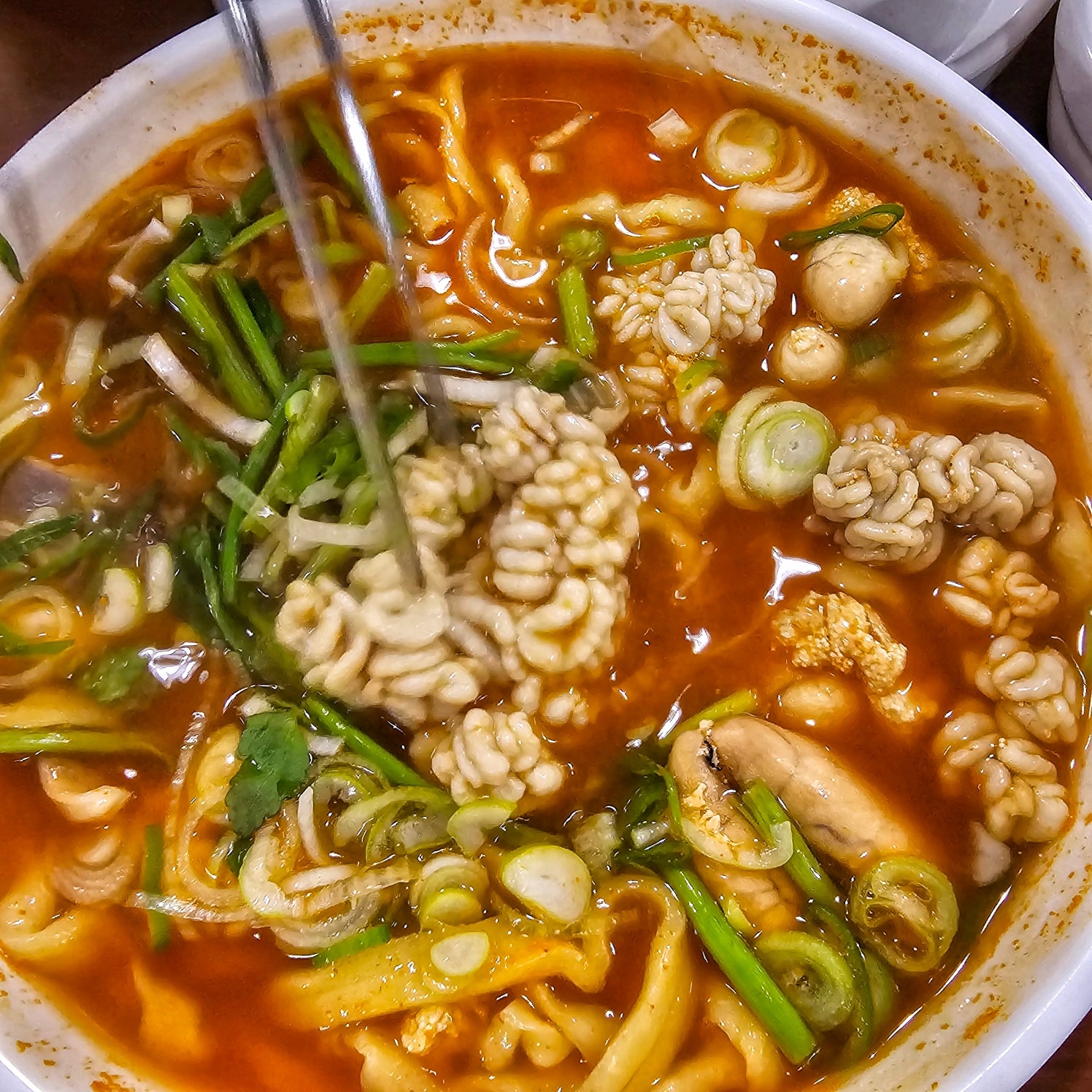 알곤이 칼국수에 찐한 손칼국수까지
청주에 칼국수 좋아하시는분들 여기에요 🔥 [면사무소]

찐한 멸치육수의 맛의 손칼국수 

매운맛 좋아하시는분들을 위한 얼큰 칼국수
알곤이가 들어간 알곤이 칼국수 까지 선택 가능 

칼국수 면발을 직접 빚으셔서 
쫄깃 탱글 식감 대박이에요
 
육전은 고소하고 양도 많고 가성비 갑
존맛탱ㅜㅜ 꼭 주문하세요🔥

또 칼국수 먹고 나서 아쉬울때 있잖아요 
 
밥은 셀프지만 밥 무료였고
얼큰한 국물에 밥 말아서 먹으니까 찐맛도리 👍🏻

여기 토종 닭도리탕도 있는데 이건 예약후 방문이라
전에 예약 하고 먹어봤는데 닭볶음탕도 진짜 맛있읍니다 . 

#손칼국수#칼국수맛집#청주맛집#가경동맛집#청주가경동맛집#청주칼국수#청주칼국수맛집#먹팔#맛집#맛집추천#일상#소통#좋아요#오늘도묵지_청주#알곤이칼국수