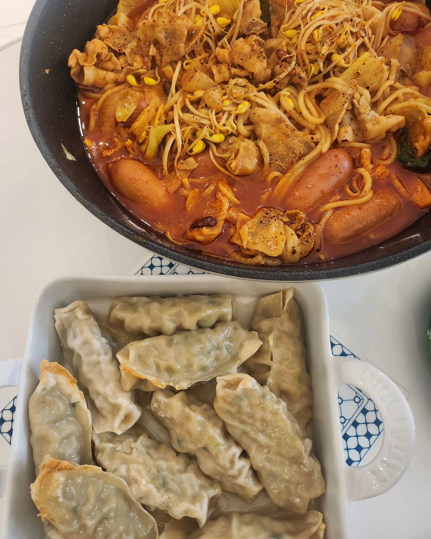 신랑이 끓여준 고메짬뽕탕 & 오븐에 구운 비비고
신랑은 소주🍶 나는 와인🍷
수림이랑 주말에 갔던 카페치즈🧀

바쁘지만 알차게 보내는 요즘 일상🤭

#경기도민 #수원사람 #손주부일상
#직장인스타그램 #요즘일상 
#고메짬뽕 🍜 #비비고만두 
#참이슬후레쉬 #와인 #집밥 #저녁메뉴
#행궁동 #카페치즈 #고구마치즈케이크
