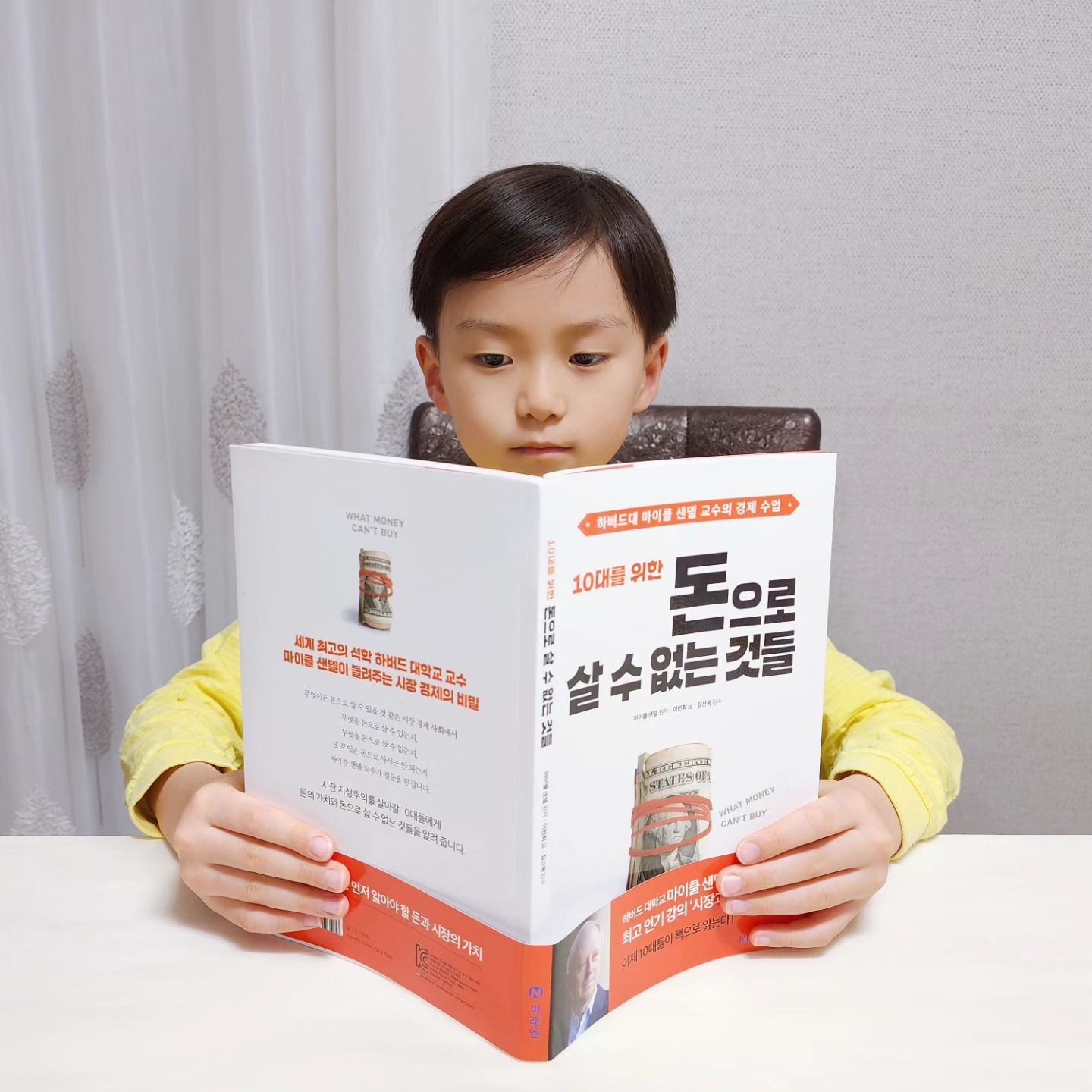 #협찬
.
.
아이들의 경제개념 잡기에
도움이 될 수 있도록 들여준
[10대를 위한 돈으로 살 수 없는 것들]
.
.
하버드 대학교 마이클 샌델 교수의
최고 인기 강의 '시장과 도덕'을
우리나라 10대들이 쉽게 이해할 수 있도록
책으로 요약 및 발췌한 책이랍니다~
.
인기 강의의 주요 정보를 정리하여 만나볼 수 있고,
무엇보다 10대들이 쉽게 이해할 수 있도록 풀어써주다보니
아이가 어렵지 않게 이해하고, 읽을 수 있더라구요~
책에 등장하는 예시, 그림과 도표 등은
아이들이 이해하기 어려운 개념과 설명들을
직관적으로 이해할 수 있도록 도와준답니다~
.
17가지 주제로 이루어져 있는데
아이들이 한번쯤은 생각해볼만한 주제라 굿굿!.
찬성의 입장과 반대의 입장에서 이야기를 해줌으로써
아이 스스로 생각을 하고
해결책을 모색할 수 있도록 도와주더라구요~​
.
.
우리 아이들의 경제교육을 위해!.
아이들과 함께 읽어보시는 것을 추천한답니다~
논술대비 교재로도 딱 좋을 듯! ㅎㅎ
.
.
#어린이경제교육 #10대를위한돈으로살수없는것들 #10대를위한 #돈으로살수없는것들 #초등도서추천 #마이클샌델 #경제교육 #어린이경제 #미래엔아이세움 #아이세움 #북스타그램 miraen_iseum