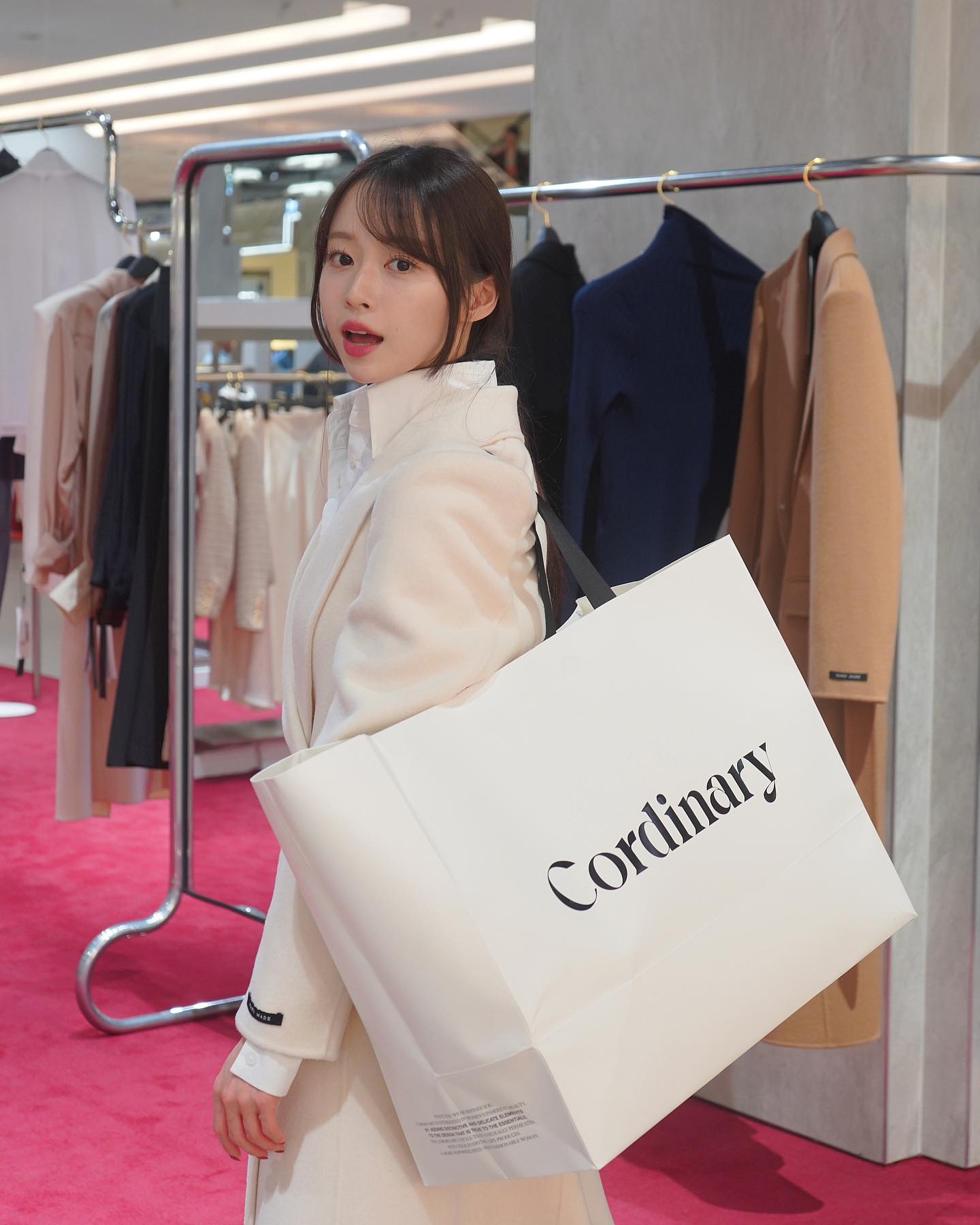혜쿠지분들❤️
오늘 하루도 잘 보내고 계신가요?!
저는 자주 소개했었던
좋아하는 여성복 브랜드 코디너리
행사장에 왔어요…..✌🏻
전부터 너무 사고싶었던 흰원피스랑
코트도 겟하고
팝업 매장을 옷장에 두고싶을 만큼
정말 예쁜 옷들이 많아서
만족스러운 겨울 준비를 했답니다..❤️
혹시라도 혜쿠지분들이
고급스러운 룩을 찾으신다면
정말!! 추천드려요 cordinary_