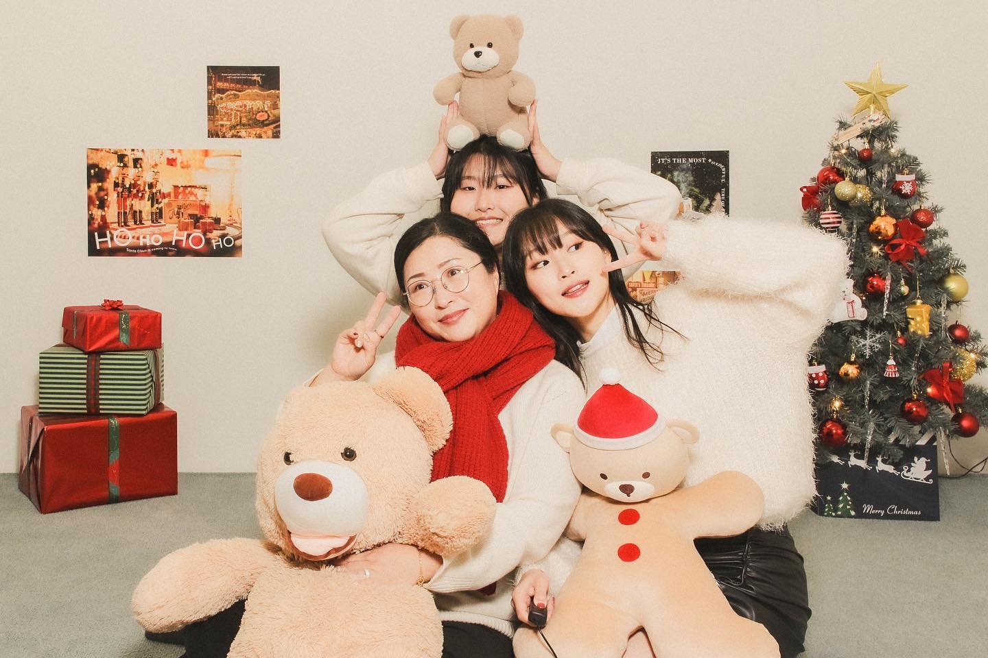 미리 Christmas🎅🏻🎄
클쑤마쑤 파티하구왔어요😆

모녀 셋이서는 처음 가본 #셀프스튜디오 ,,,📸
한 시간동안 엄마도 동생도 넘모 재밌어하구 좋아해서 뿌듯했던 데이트코스였답니다🤭

(나 좀 효녀같아•••😂😂😂)

대뜸 흰색으로 맞춰입자고 선포(?)하고는 다녀왔는데 넘모 잘한 선택이었어요!🫶🏻

엄마 딸 둘 요 데이트는 언제나 만족도가 높은 것 같아요! 아마 엄마가 맛있는 거 많이 사줘서일지도..?ㅋㅋㅋㅋ
여러분들도 가족들과 데이트 자주 하시나요?ㅎㅎ

-

그나저나 열심히 놀구 크게 감기걸려서 회사도 하루 못가고...고생 좀 하고있답니다 🤧 
감기 독감 유행한다니 조심해요 우리,,,