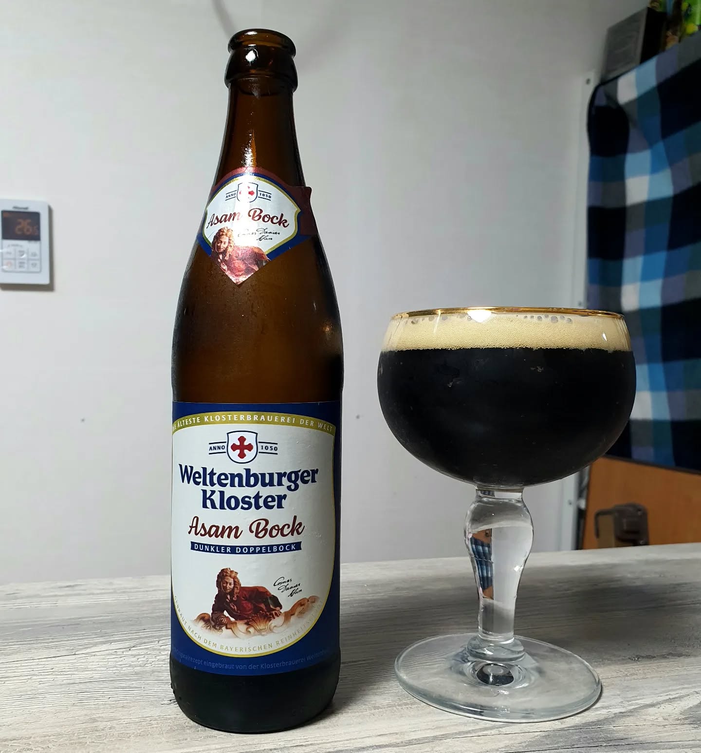 #맥주 #간단리뷰 83 #그날그느낌 
#벨텐부르거_아삼복 #Weltenburger_Kloster #AsamBock 
가격 1병 8000원 (23 KIBEX 구매)
타입 : 도펠복(Doppelbock)
도수 : 6.9%
IBU : ???
.
#노즈 
맑은 검붉은색. 흰색바탕에 브라운의 거품헤드. 유지력그냥그냥. 계피,카라멜 단내가 살짝 올라옴. 건포도,말린자두향.
#팔레트 
입안 탄산은 적은편. 바디는 무거운편인데 질감이 가볍게 잘넘어감. 전체적으로 곡물단맛이 좋음. 향도 그대로 잘끌고옴. 카라멜 단맛이 적당하게 찐득함.
#피니쉬 
알콜부즈는 전혀없음. 쌉쌀함도 살짝 있음. 단맛과 쌉쌀함의 그 밸런스가 매우좋음. 
.
도펠복은 못참지ㅋㅋ하면서 샀던 맥주였다. 역시나 맛났는데 오늘은 그 밸런스가 좋게 와닿았다. 도수가 좀있지만 음용성도 너무 좋고 금방 잔을 비웠다.
.
#한마디 
맛과 향 모두 잡은 믿고 마시는 도펠복 맥주.
.
.
.
.
#beer #craftbeer #drinks #ale #lager 
#수제맥주 #크래프트비어 #비어라이프 #맥린이 #편의점맥주 #와앤모 #바틀샵 #맥주리뷰 
#조주기능사 #술스타그램 #일상 #맞팔 #소통 #데일리