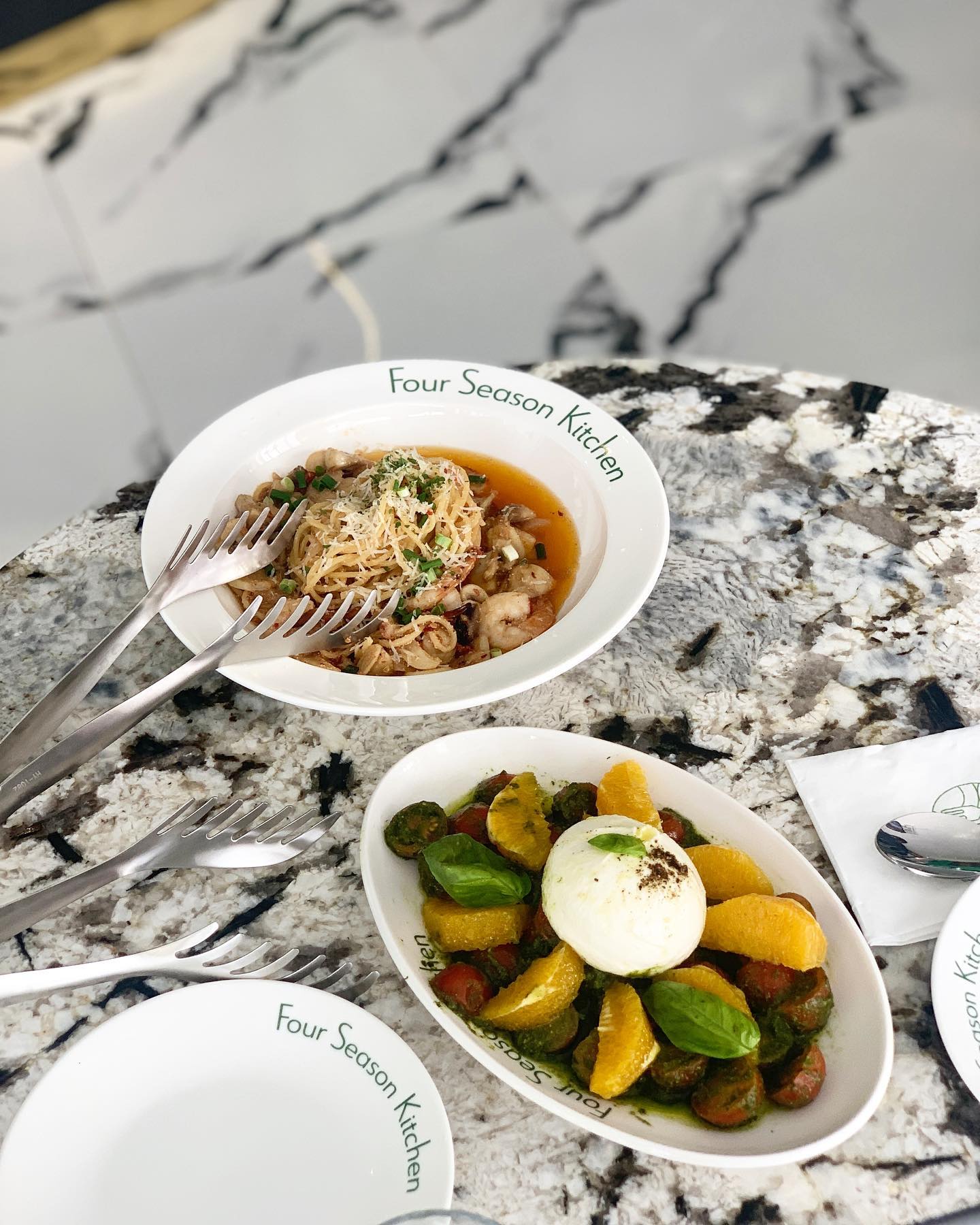 💯

4season_kitchen_pyeongtaek 

#부라타치즈샐러드 #치킨텐더샐러드 

치킨텐더 정말 역대급 짱맛 ! 양도 대박 !!!

포시즌키친의 베스트인 뇨끼와 명란오일쉬림프파스타 &
#떠먹는피자 & 얼큰한 불맛이 매력적인 #크림누릉지빼쉐 

양도 많고 맛도 좋고 플레이팅도 예쁘고 
인테리어도 평택에서 제일 이쁜 곳은 바로 요기 요기 😍

#포시즌키친평택점 #포시즌키친평택 #평택파스타맛집 #평택브런치 #평택맛집